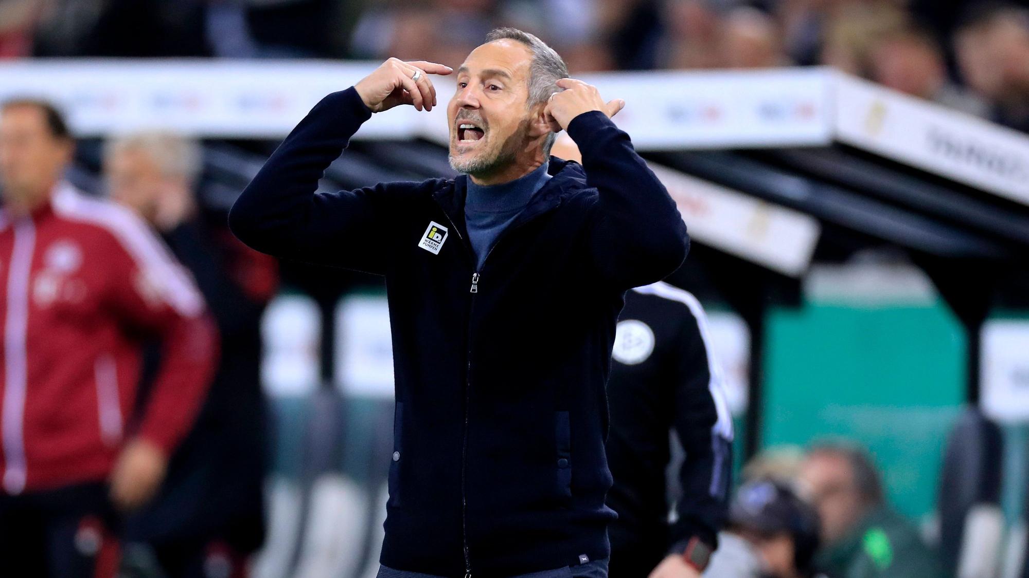 Adi Hütter, Trainer von Borussia Mönchengladbach, gestikuliert an der Seitenlinie während des DFB-Pokal-Spiels gegen Bayern München am 27. Oktober 2021. Hütter hebt die Arme hoch.