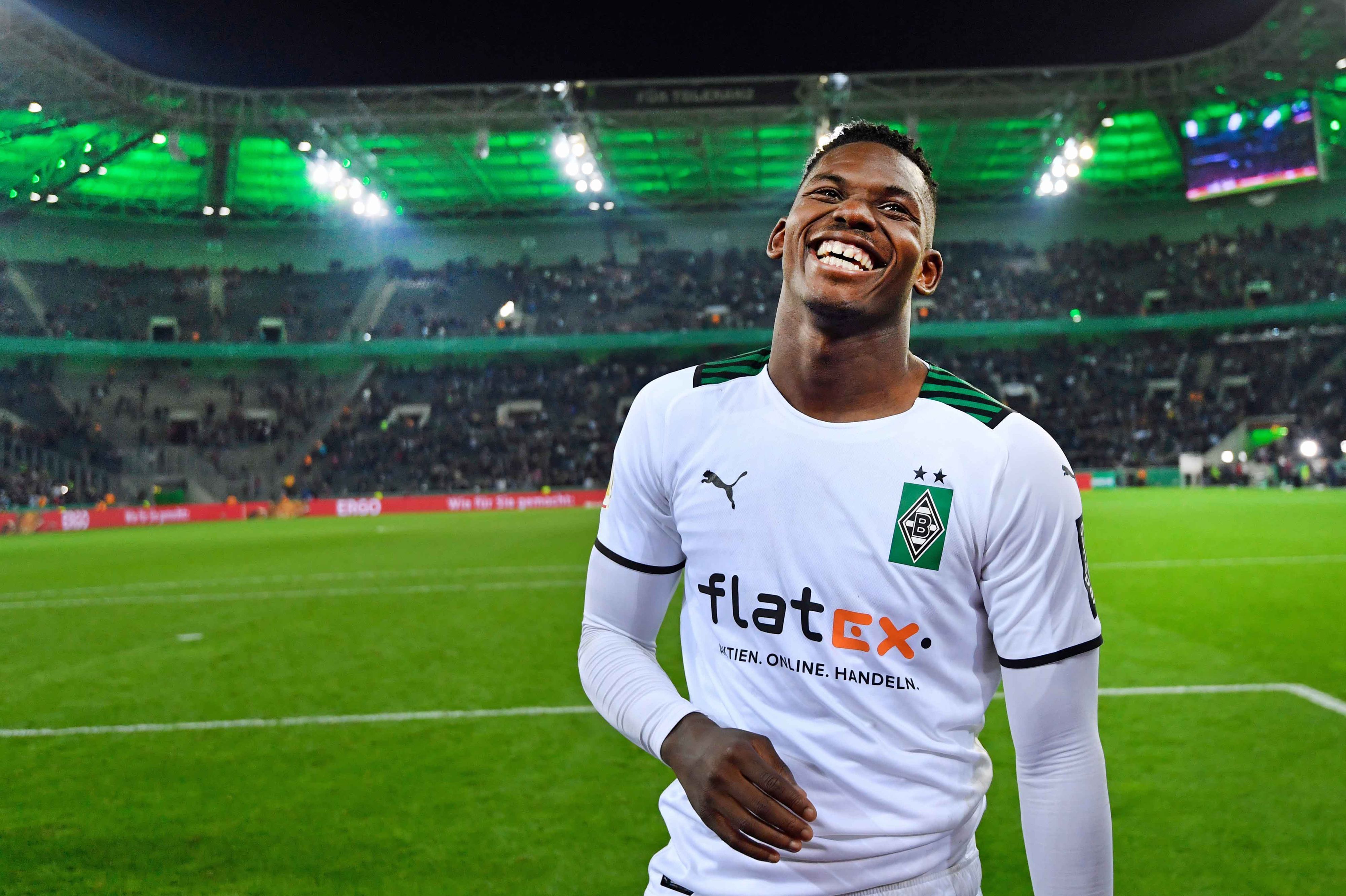 Gladbach-Stürmer Breel Embolo lacht auf dem Spielfeld im Borussia-Park. Der Schweizer Nationalspieler ist nach dem DFB-Pokalsieg von Borussia Mönchengladbach gegen Bayern München am 27. Oktober 2021 sichtlich glücklich und zufrieden.