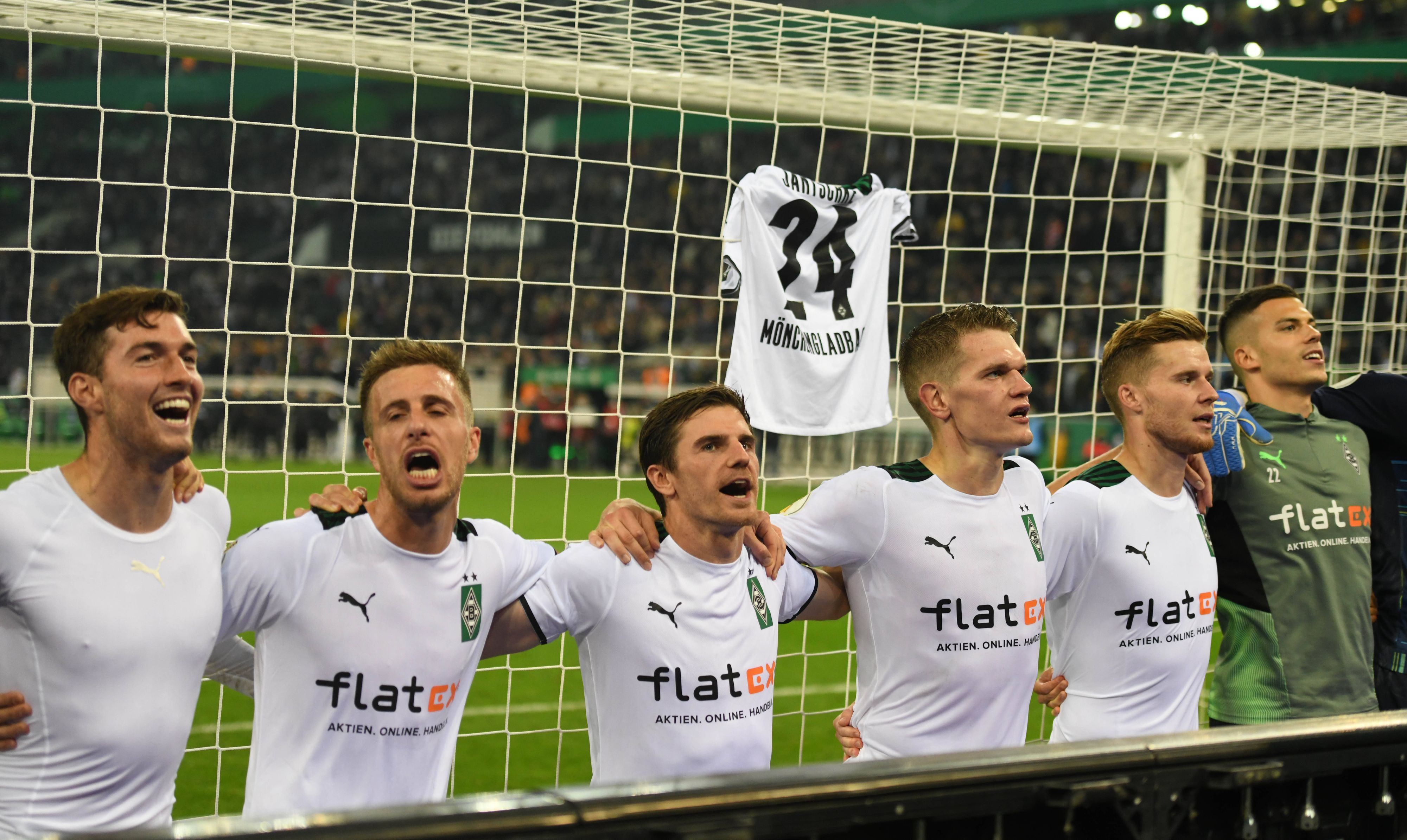 Nach dem 5:0-Sieg gegen Bayern München in der 2. Runde des DFB-Pokals am 27. Oktober 2021 feierten die Gladbacher Spieler vor dem Fanblock im Borussia-Park. Am Tornetz hängten sie das Trikot des verletzten Tony Jantschke auf.