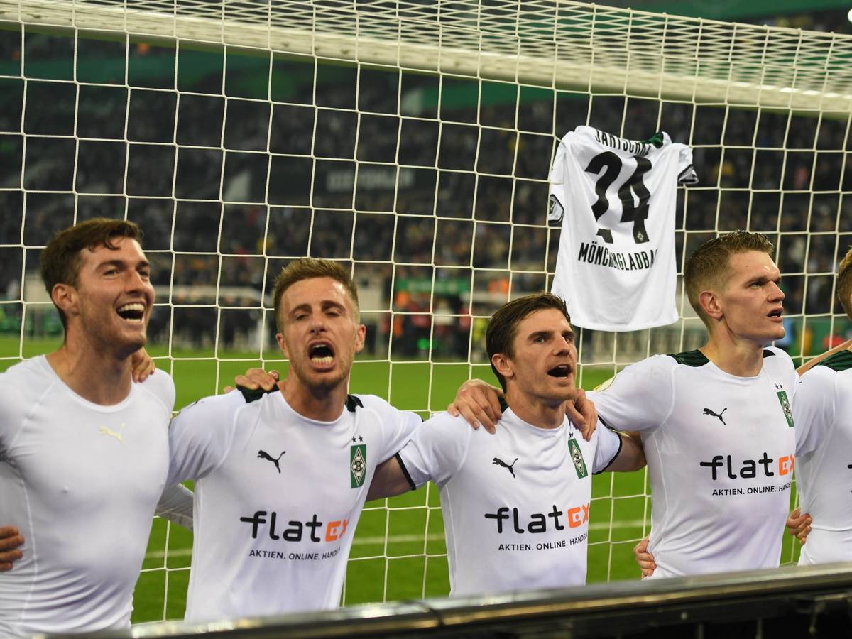 Nach dem 5:0-Sieg gegen Bayern München in der 2. Runde des DFB-Pokals am 27. Oktober 2021 feierten die Gladbacher Spieler vor dem Fanblock im Borussia-Park. Am Tornetz hängten sie das Trikot des verletzten Tony Jantschke auf.