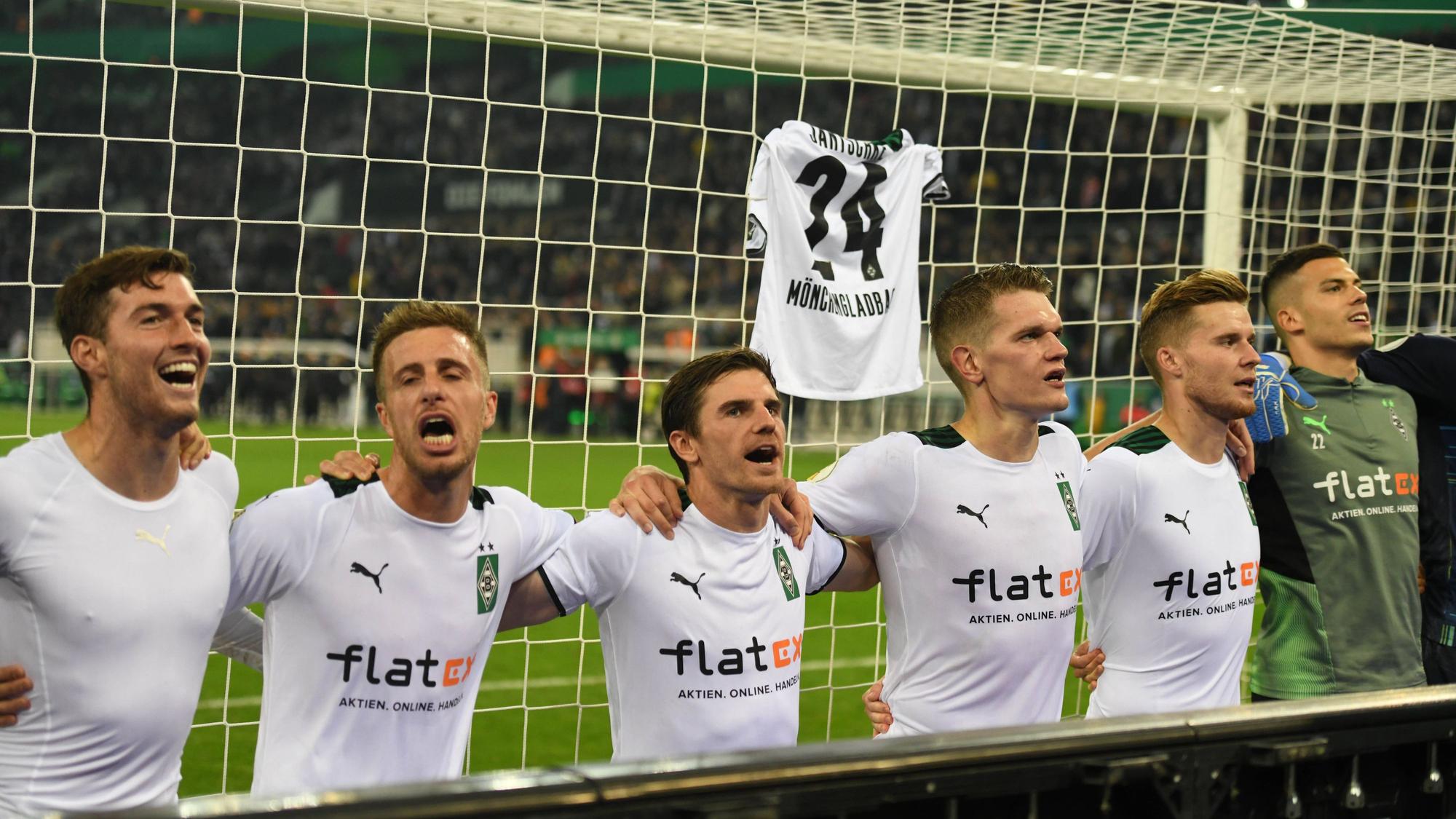 Nach dem 5:0-Sieg gegen Bayern München in der 2. Runde des DFB-Pokals am 27. Oktober 2021 feierten die Gladbacher Spieler vor dem Fanblock im Borussia-Park. Am Tornetz hängten sie das Trikot des verletzten Tony Jantschke auf.