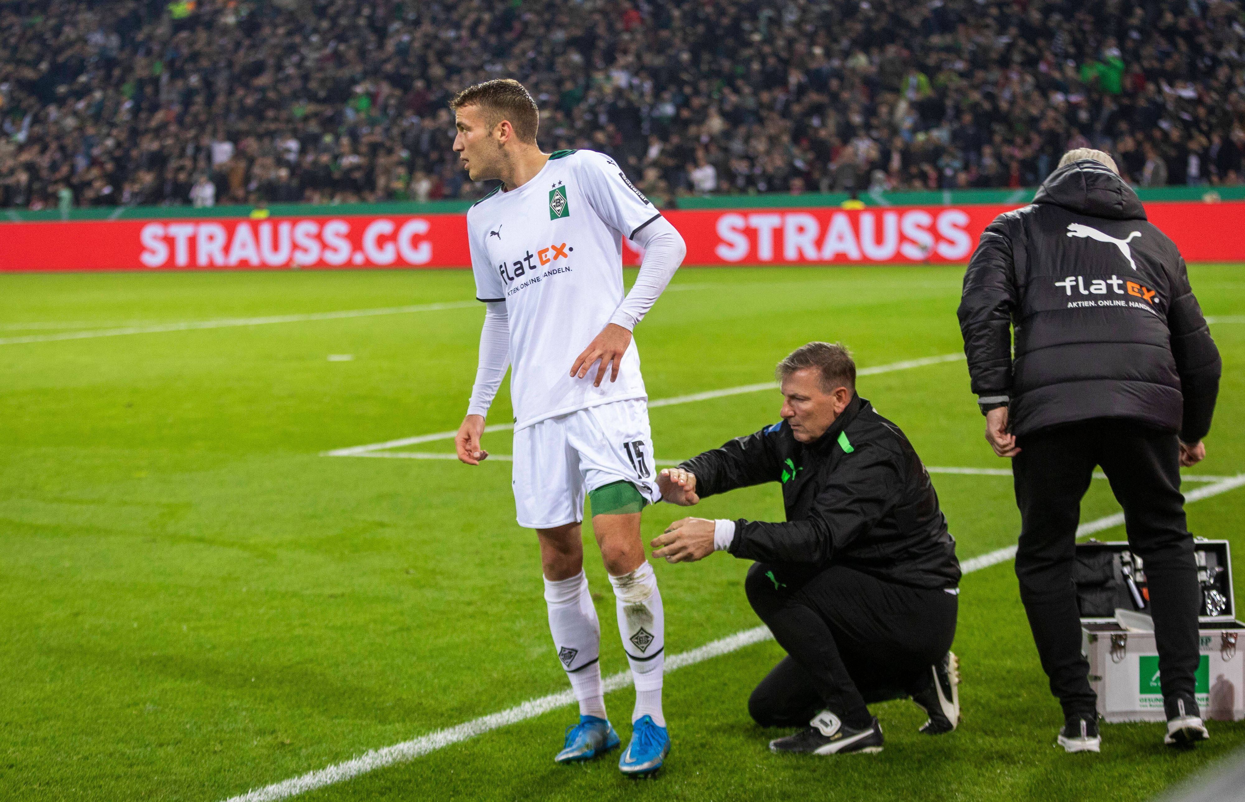 Jordan Beyer von Borussia Mönchengladbach wird im Spiel gegen Bayern München am 27. Oktober 2021 an der Seitenlinie behandelt.