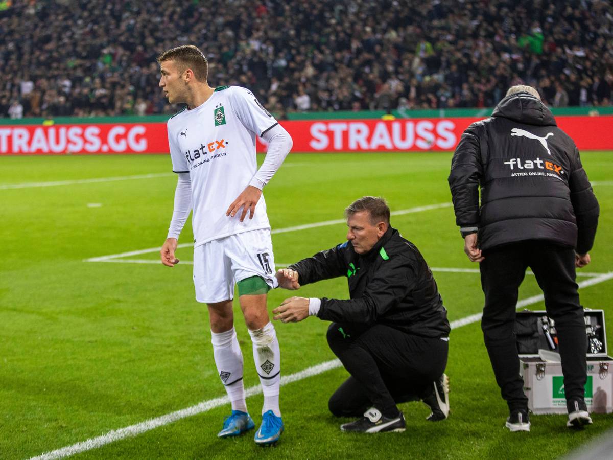 Jordan Beyer von Borussia Mönchengladbach wird im Spiel gegen Bayern München am 27. Oktober 2021 an der Seitenlinie behandelt.