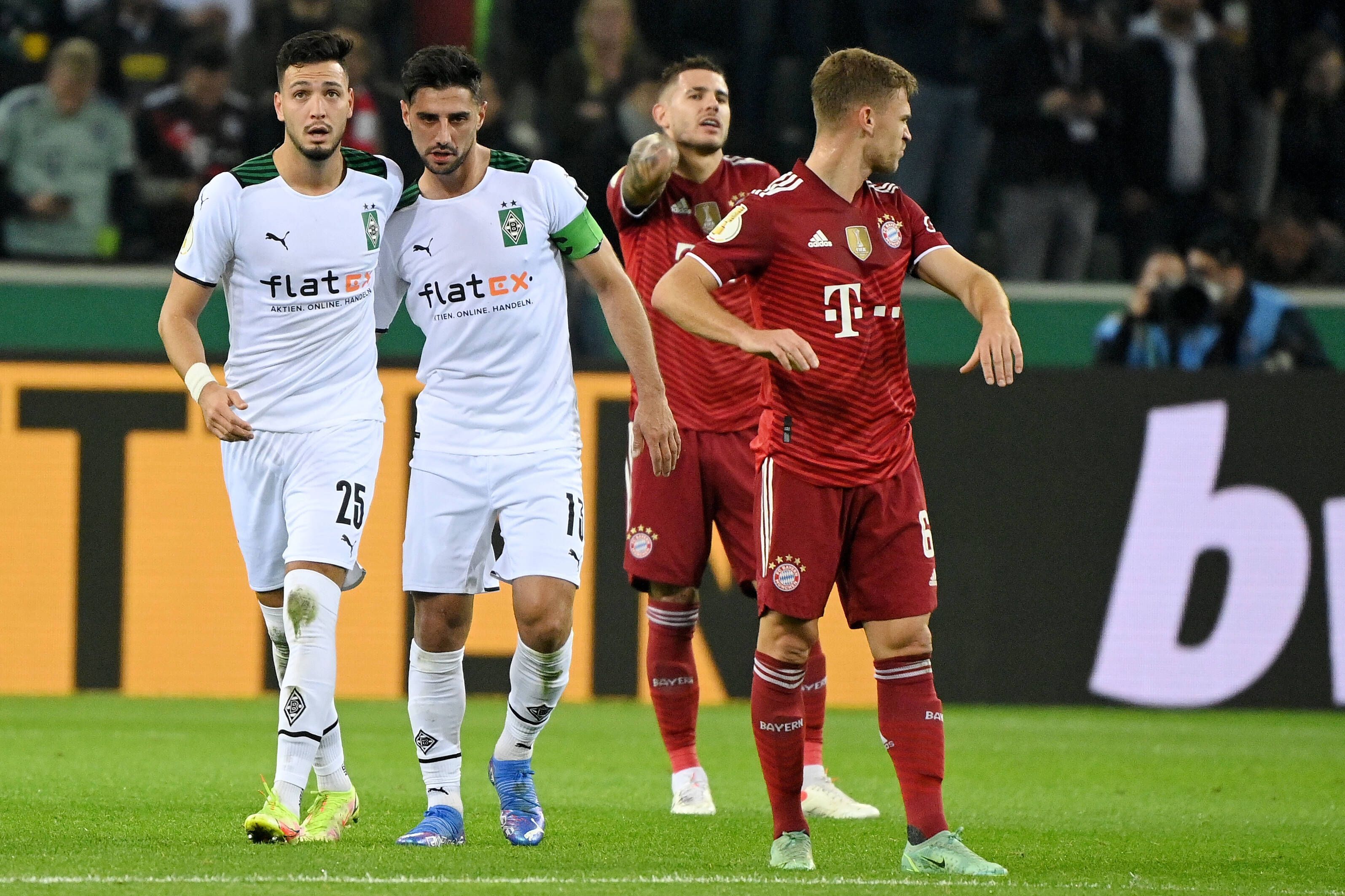 Ramy Bensebaini und Lars Stindl von Borussia Mönchengladbach und Lucas Hernandez und Joshua Kimmich vom FC Bayern München (v.l.n.r.) am 27. Oktober 2021.