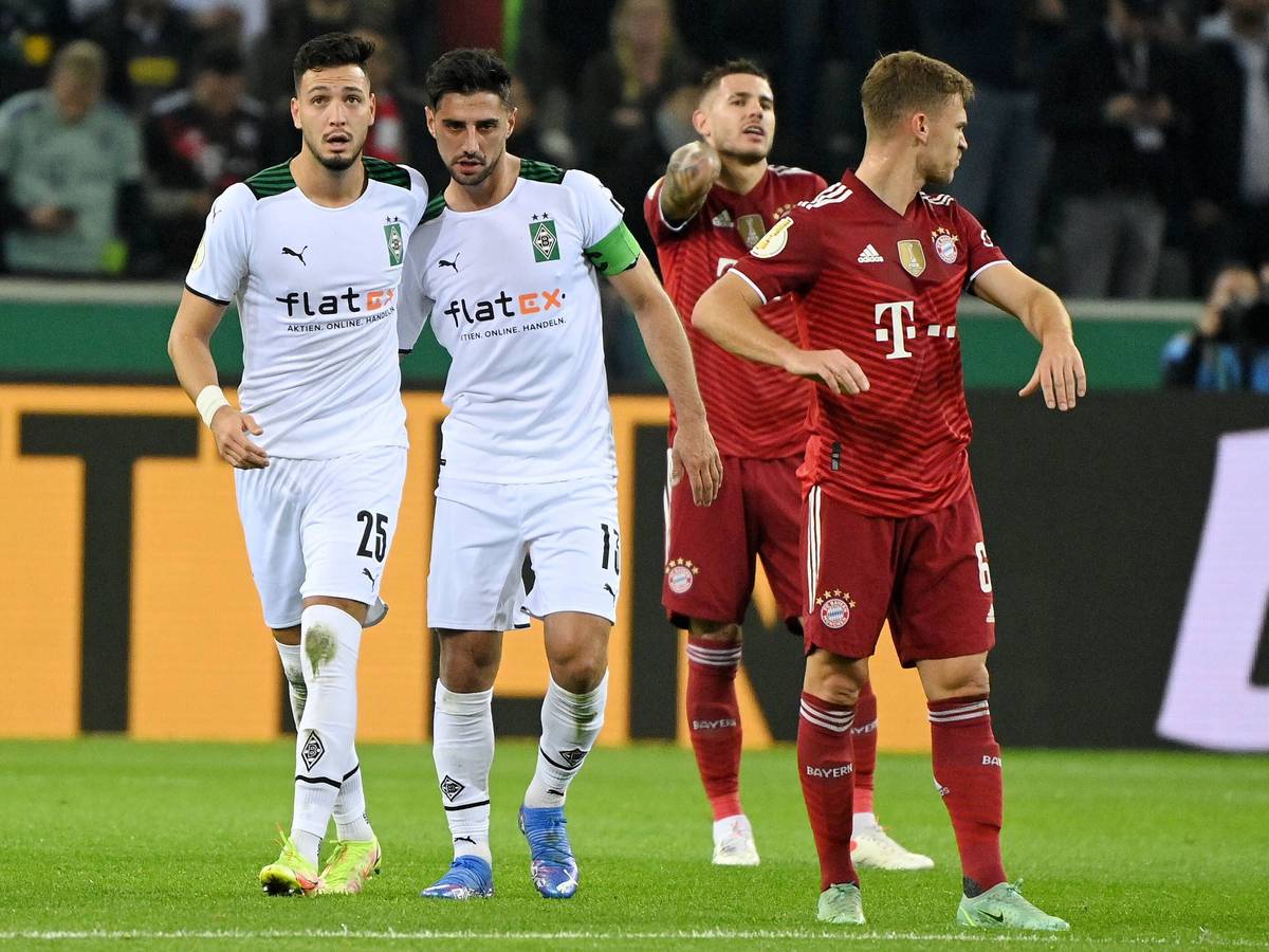 Ramy Bensebaini und Lars Stindl von Borussia Mönchengladbach und Lucas Hernandez und Joshua Kimmich vom FC Bayern München (v.l.n.r.) am 27. Oktober 2021.