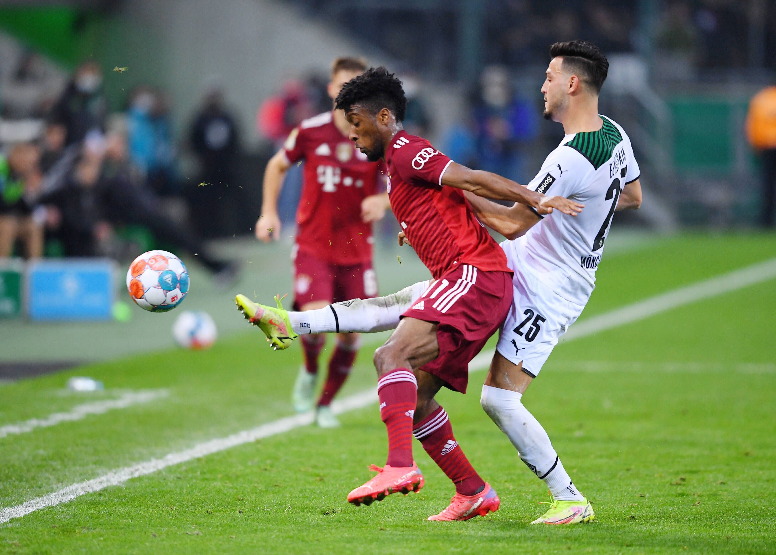 Bayerns Kingsley Coman, hier im Zweikampf mit Borussias Denis Zakaria, geriet gegen Ende des DFB-Pokal-Spiels mit Gladbachs Ramy Bensebaini aneinander. Er wollte nach der Partie sogar in die Kabine der Fohlen