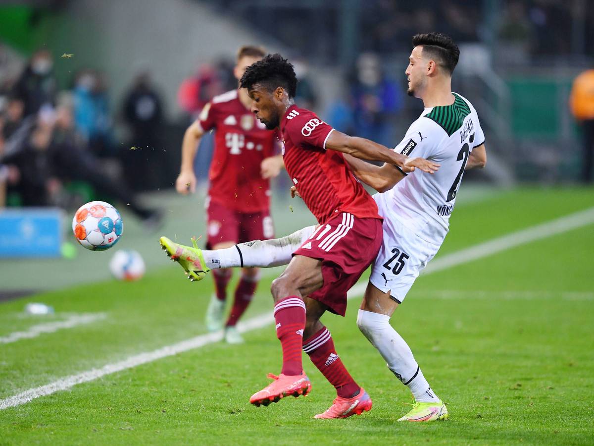 Bayerns Kingsley Coman, hier im Zweikampf mit Borussias Denis Zakaria, geriet gegen Ende des DFB-Pokal-Spiels mit Gladbachs Ramy Bensebaini aneinander. Er wollte nach der Partie sogar in die Kabine der Fohlen