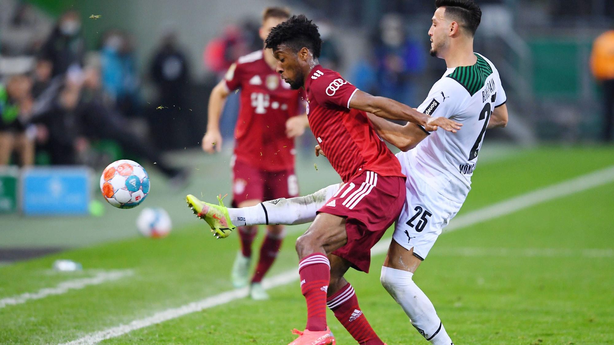 Bayerns Kingsley Coman, hier im Zweikampf mit Borussias Denis Zakaria, geriet gegen Ende des DFB-Pokal-Spiels mit Gladbachs Ramy Bensebaini aneinander. Er wollte nach der Partie sogar in die Kabine der Fohlen