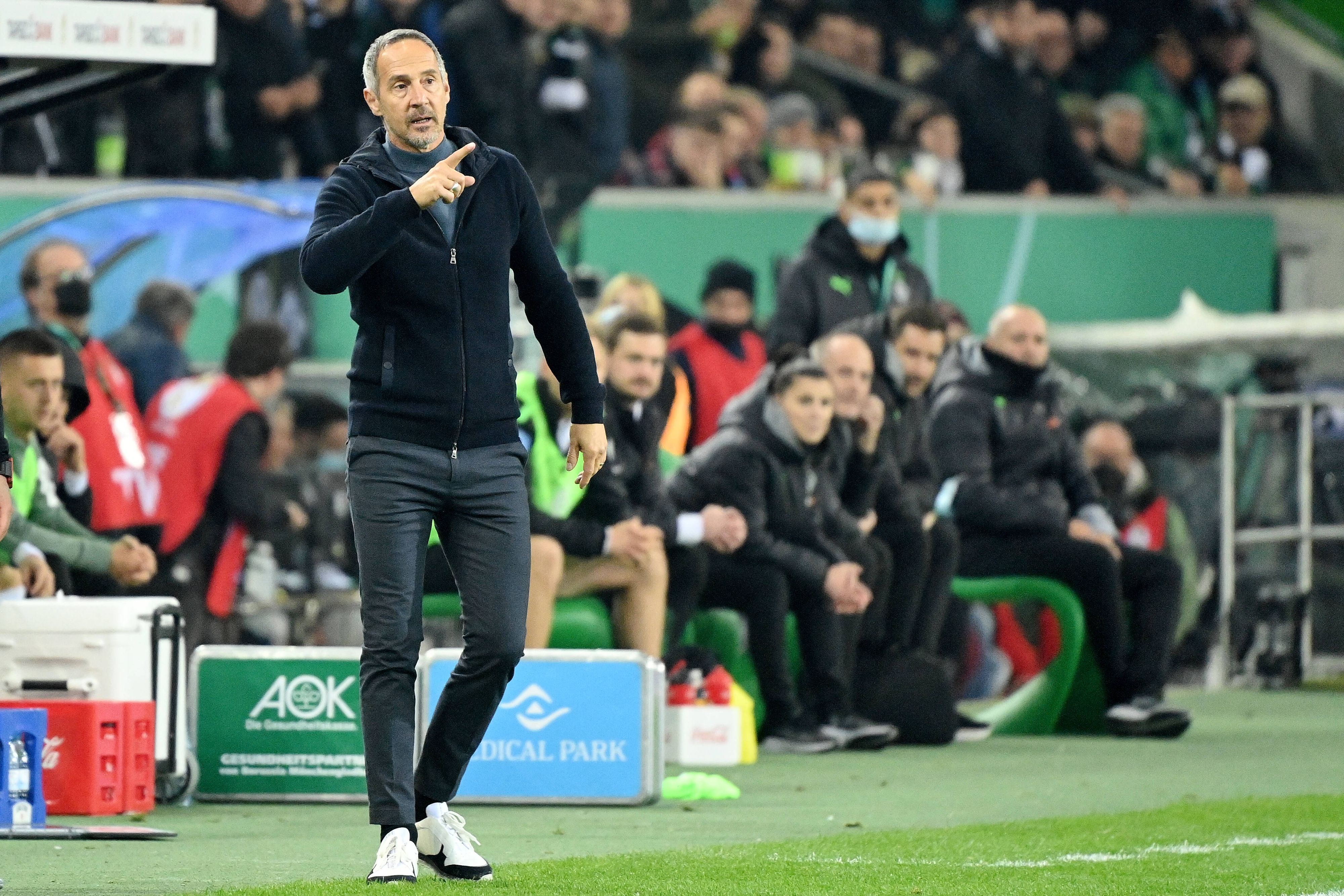 Adi Hütter, Trainer von Borussia Mönchengladbach, hier am 27. Oktober 2021, dirigiert sein Team mit ausgestrecktem Zeigefinger von der Seitenlinie.