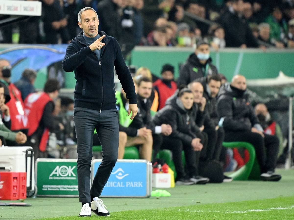 Adi Hütter, Trainer von Borussia Mönchengladbach, hier am 27. Oktober 2021, dirigiert sein Team mit ausgestrecktem Zeigefinger von der Seitenlinie.
