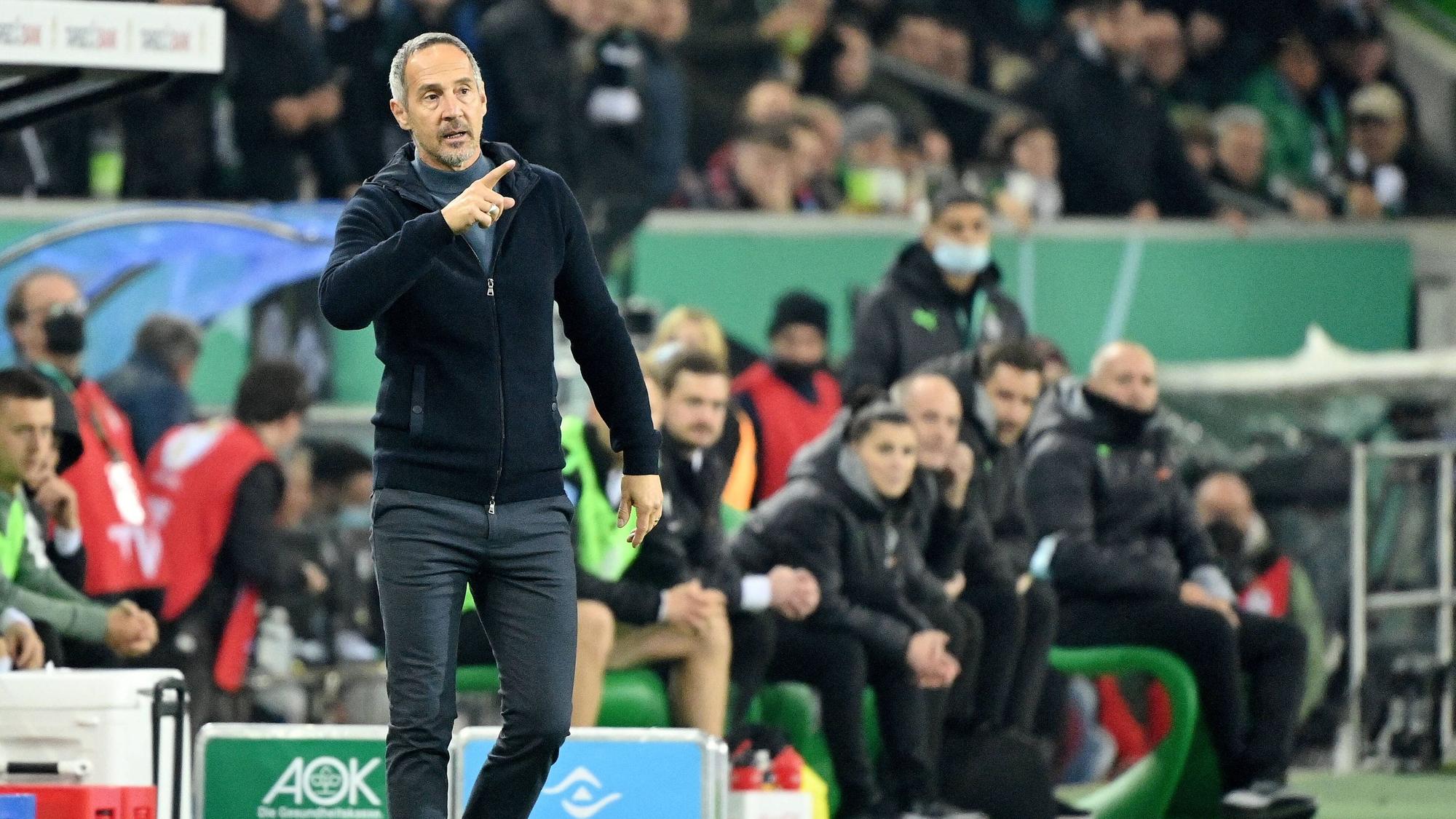 Adi Hütter, Trainer von Borussia Mönchengladbach, hier am 27. Oktober 2021, dirigiert sein Team mit ausgestrecktem Zeigefinger von der Seitenlinie.