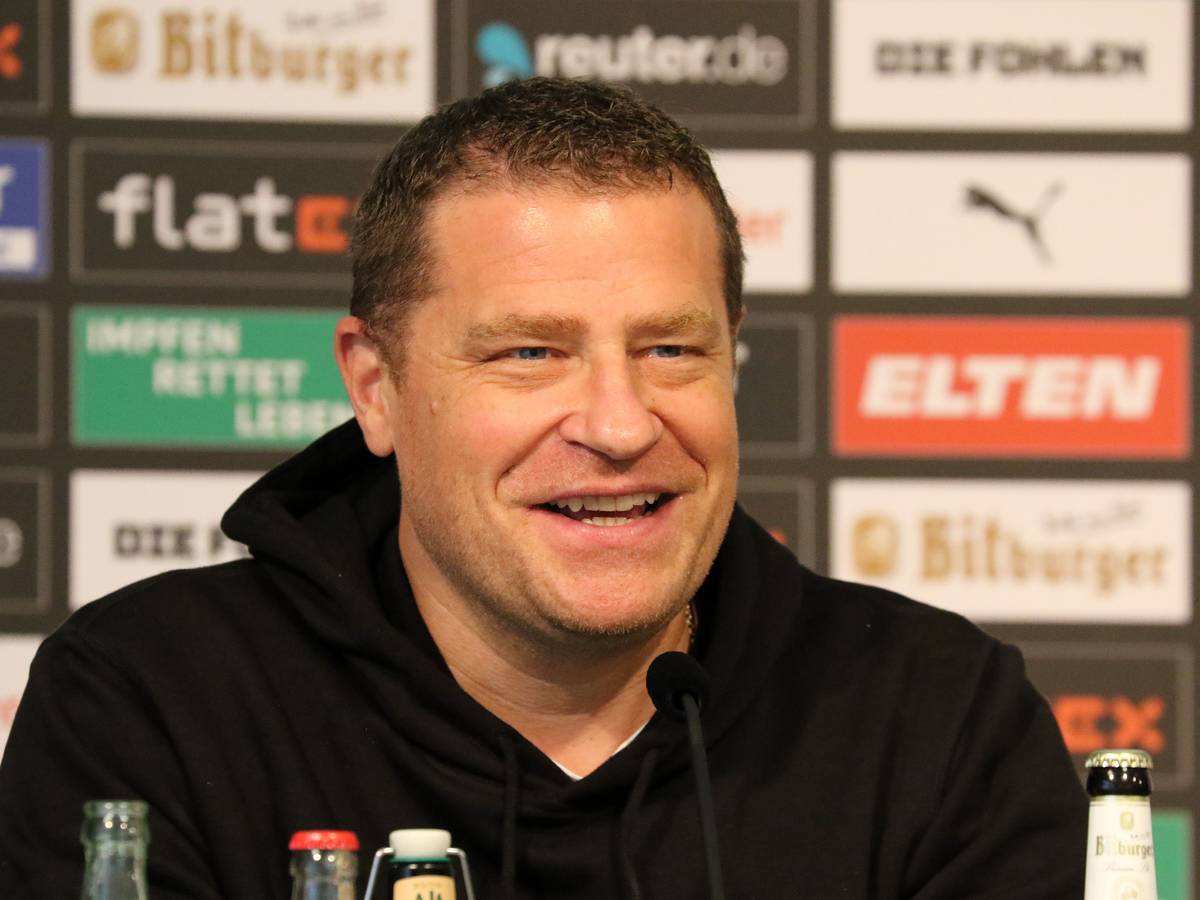 Gladbachs Sportdirektor Max Eberl bei einer Pressekonferenz am 21.10.2021 im Borussia-Park lachend.