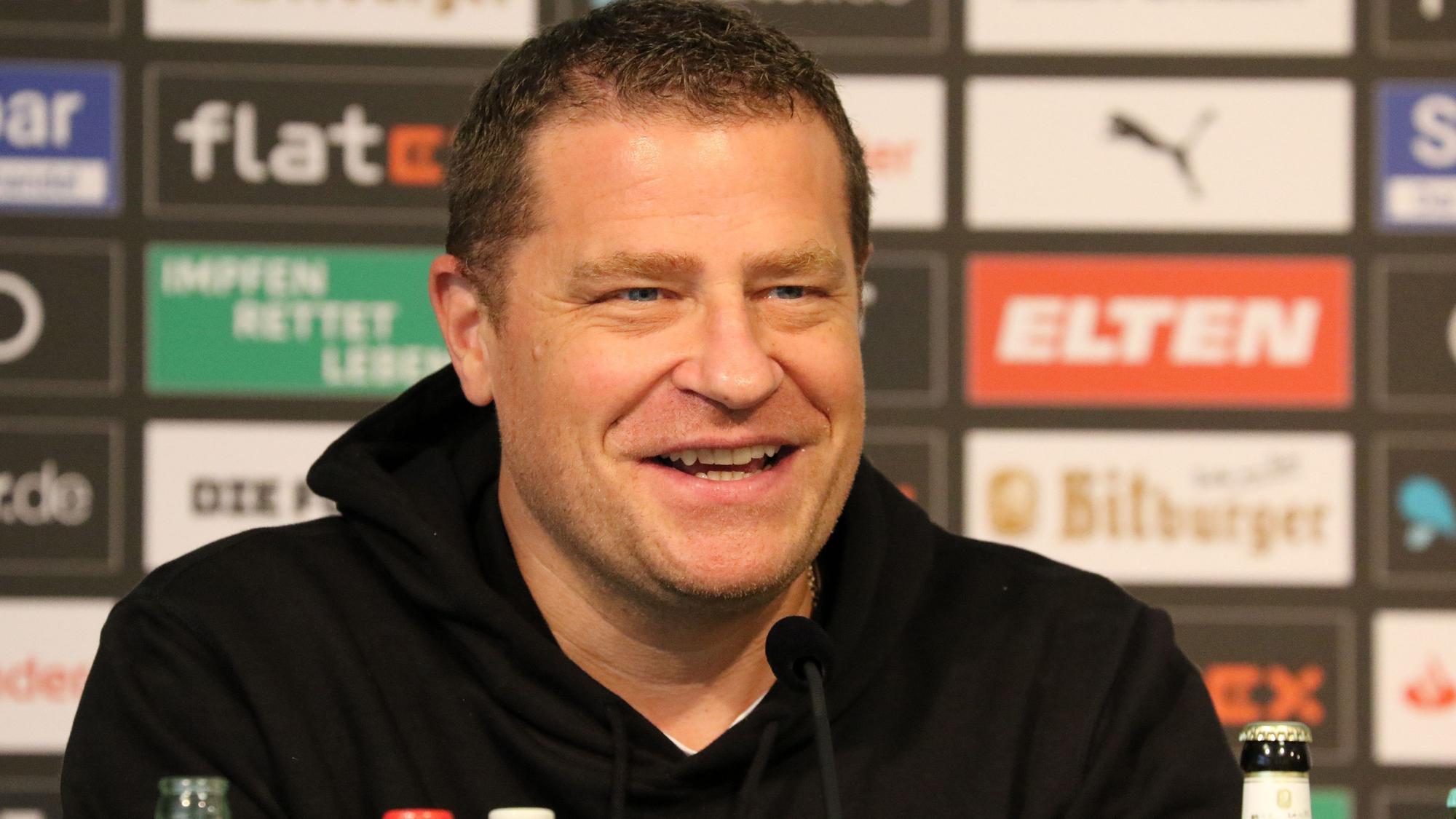Gladbachs Sportdirektor Max Eberl bei einer Pressekonferenz am 21.10.2021 im Borussia-Park lachend.