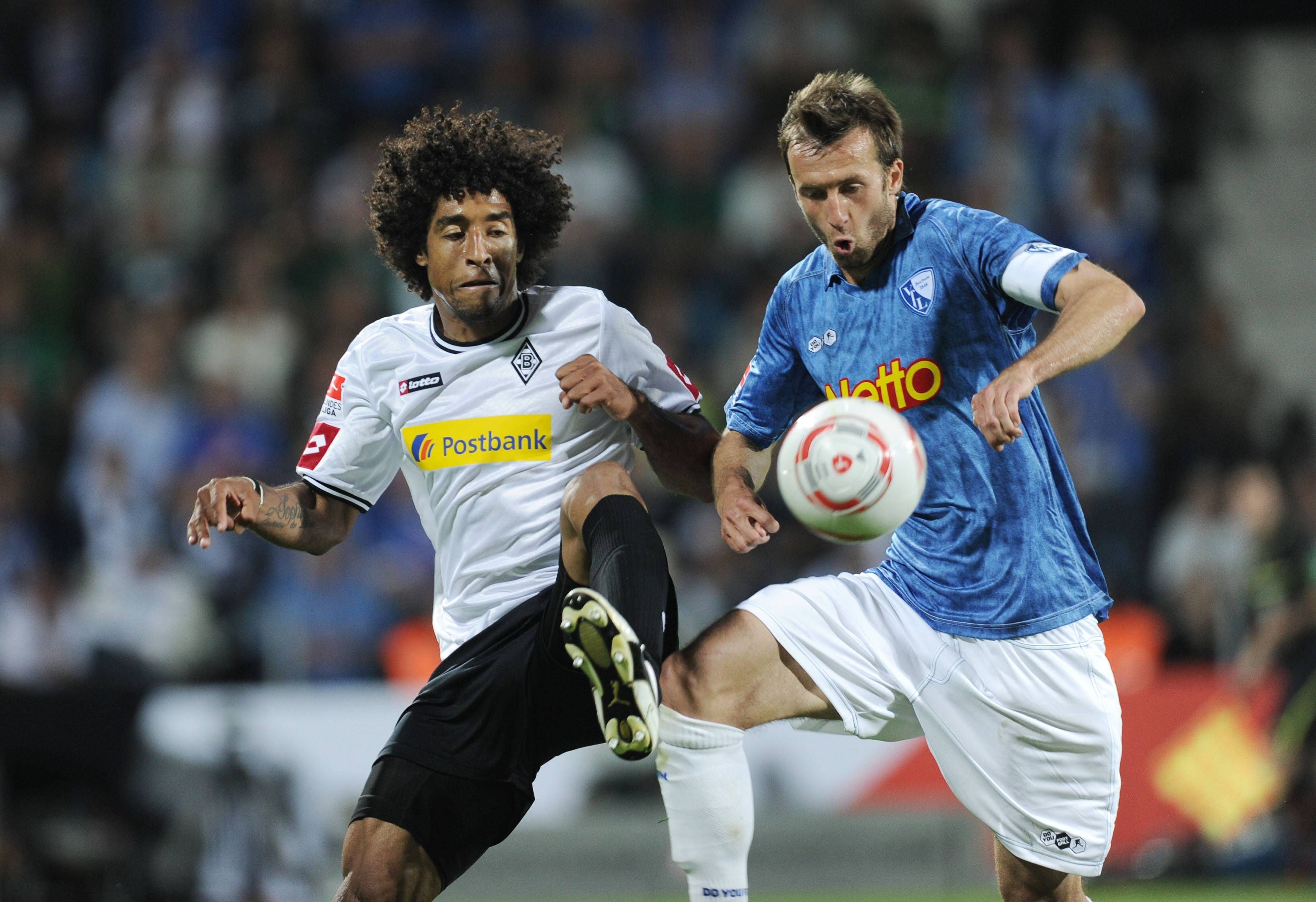 Ex-Borussen Dante Bonfim (l.) im Zweikampf mit Bochums Christoph Dabrowski (r.) am 25. Mai 2011 beim Relegationsspiel .