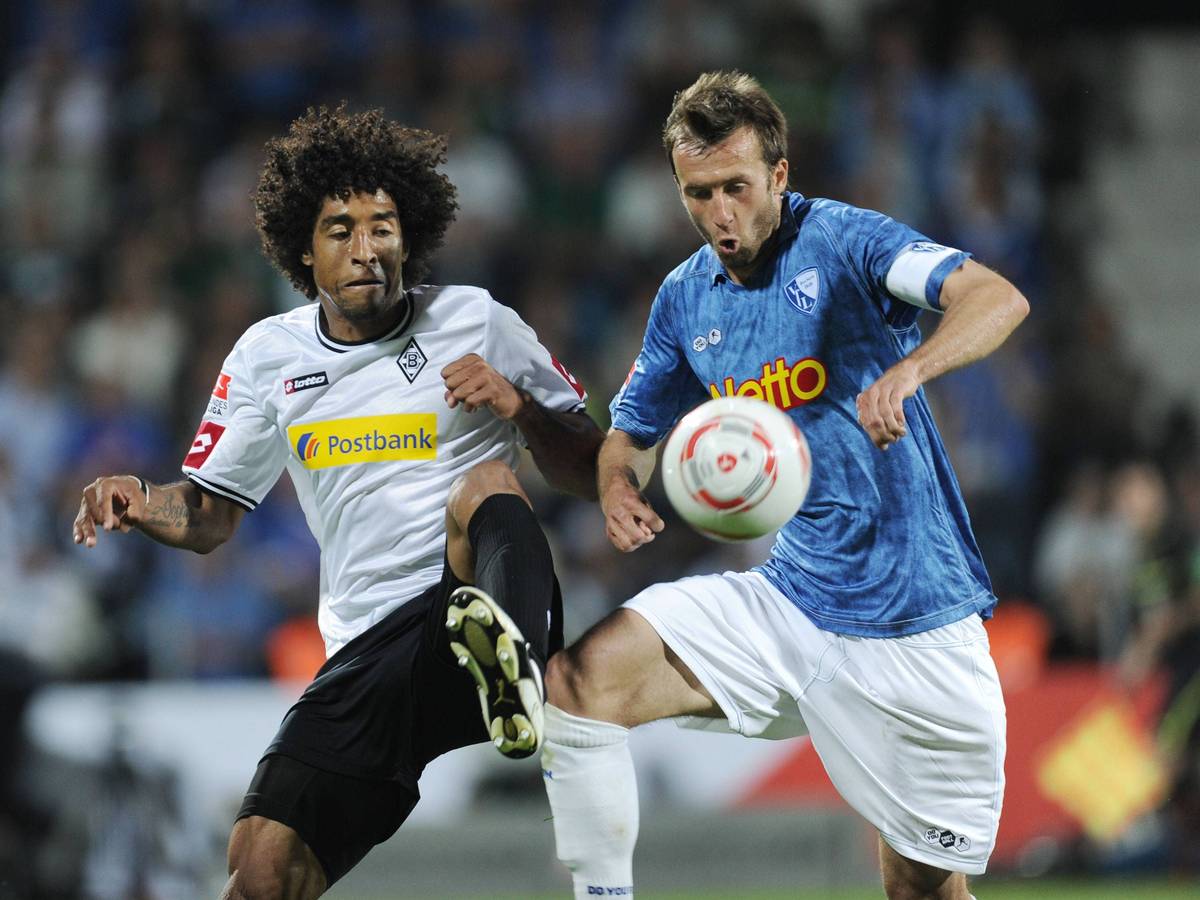 Ex-Borussen Dante Bonfim (l.) im Zweikampf mit Bochums Christoph Dabrowski (r.) am 25. Mai 2011 beim Relegationsspiel .