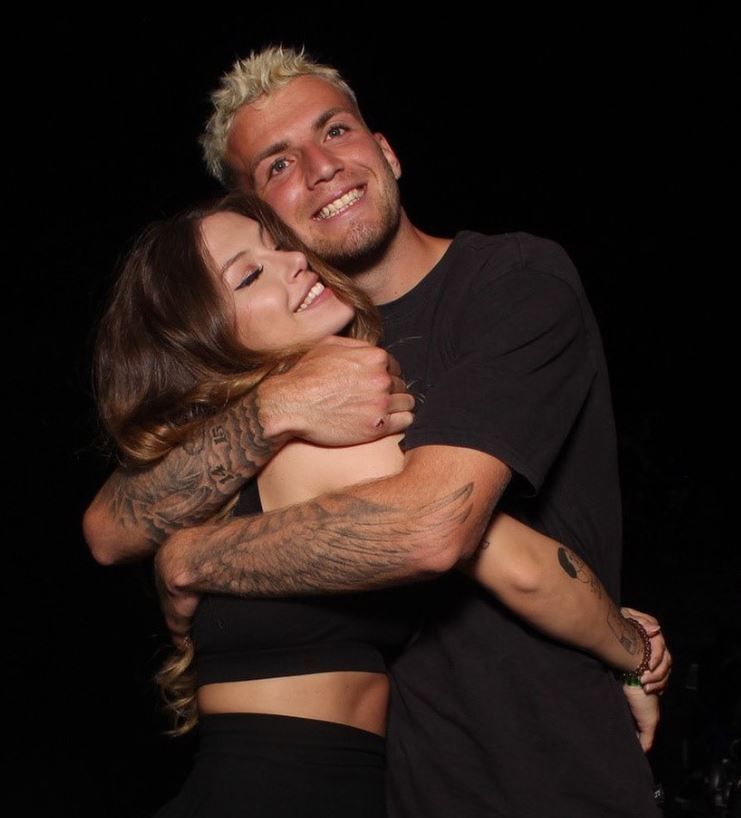 Jordan Beyer (r.) von Borussia Mönchengladbach und Freundin Julietta Malina haben sich nach über drei Jahren Beziehung getrennt. Das Foto zeigt das ehemalige Paar in inniger Umarmung.