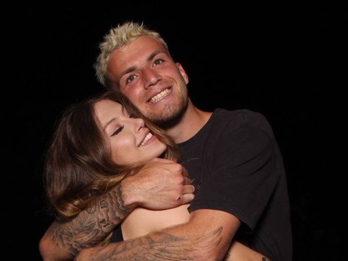 Jordan Beyer (r.) von Borussia Mönchengladbach und Freundin Julietta Malina haben sich nach über drei Jahren Beziehung getrennt. Das Foto zeigt das ehemalige Paar in inniger Umarmung.
