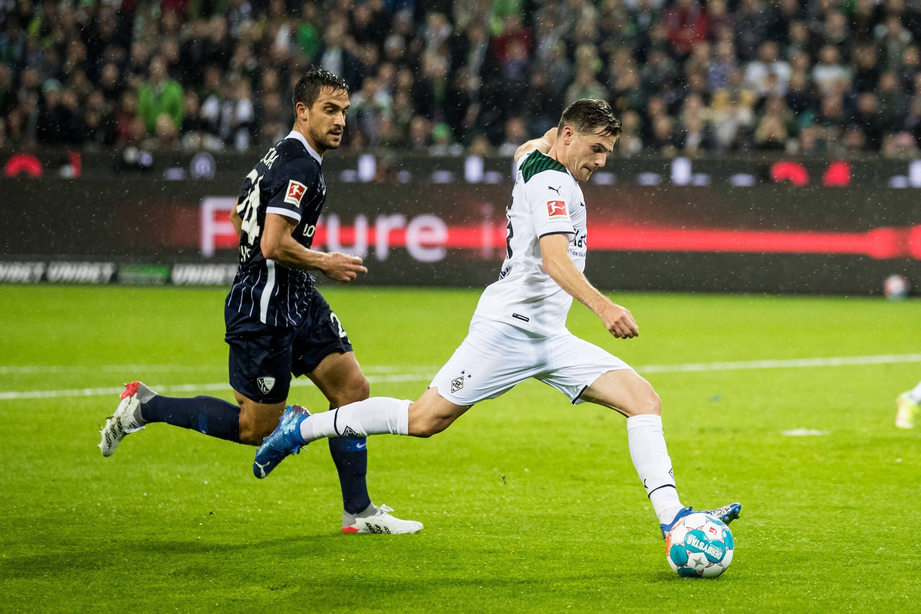Gladbachs Jonas Hofmann im Laufduell mit Bochums Christian Gamboa Luna am 31. Oktober 2021 im Borussia-Park beim Bundesliga-Match des 10. Spieltags.