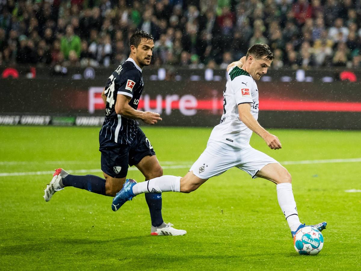 Gladbachs Jonas Hofmann im Laufduell mit Bochums Christian Gamboa Luna am 31. Oktober 2021 im Borussia-Park beim Bundesliga-Match des 10. Spieltags.