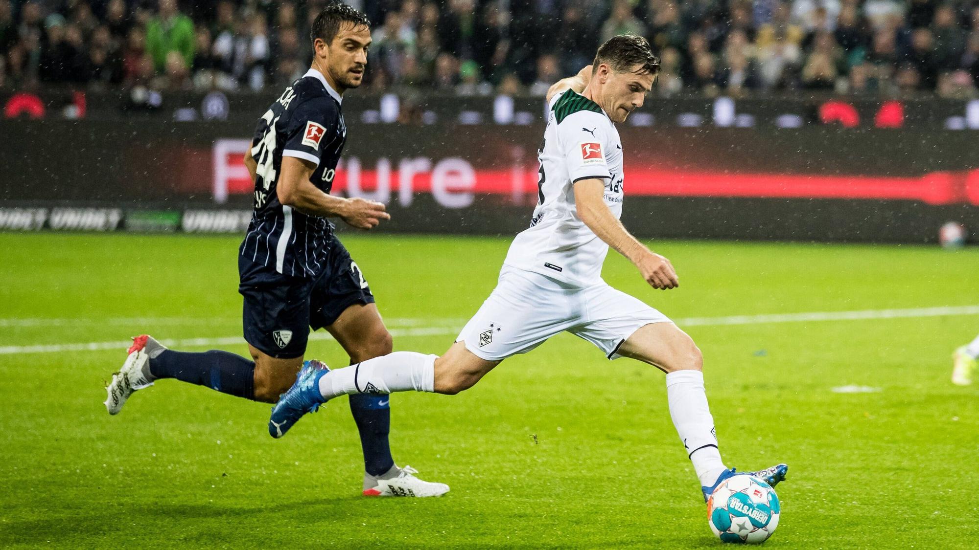 Gladbachs Jonas Hofmann im Laufduell mit Bochums Christian Gamboa Luna am 31. Oktober 2021 im Borussia-Park beim Bundesliga-Match des 10. Spieltags.