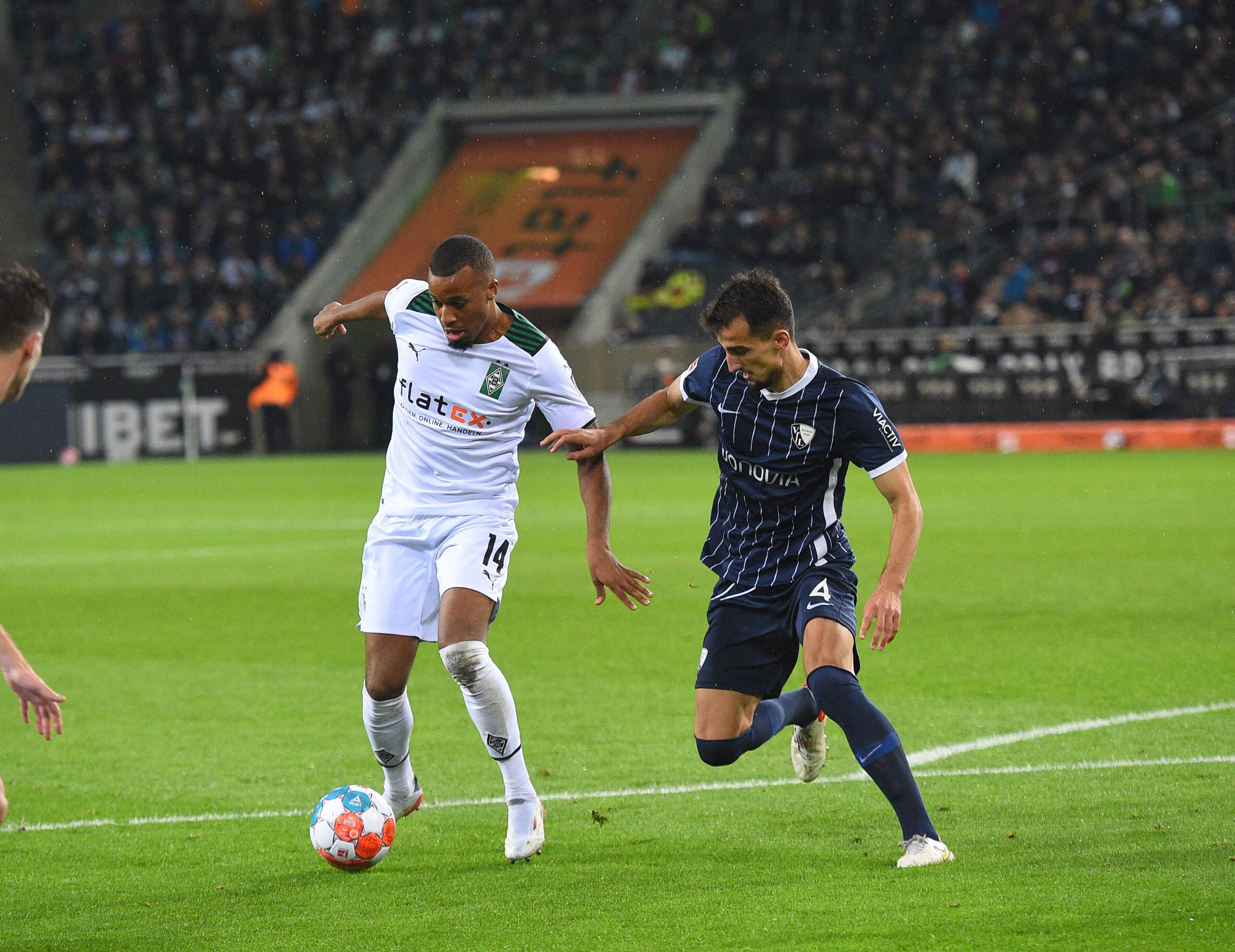 Alassane Plea (l.) von Borussia Mönchengladbach behauptet den Ball gegen Erhan Masovic (r.) vom VfL Bochum am 31.Oktober 2021.