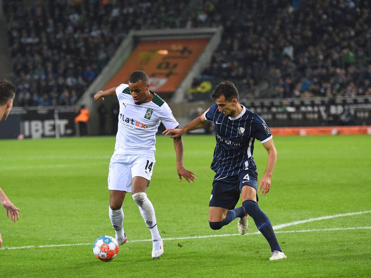 Alassane Plea (l.) von Borussia Mönchengladbach behauptet den Ball gegen Erhan Masovic (r.) vom VfL Bochum am 31.Oktober 2021.
