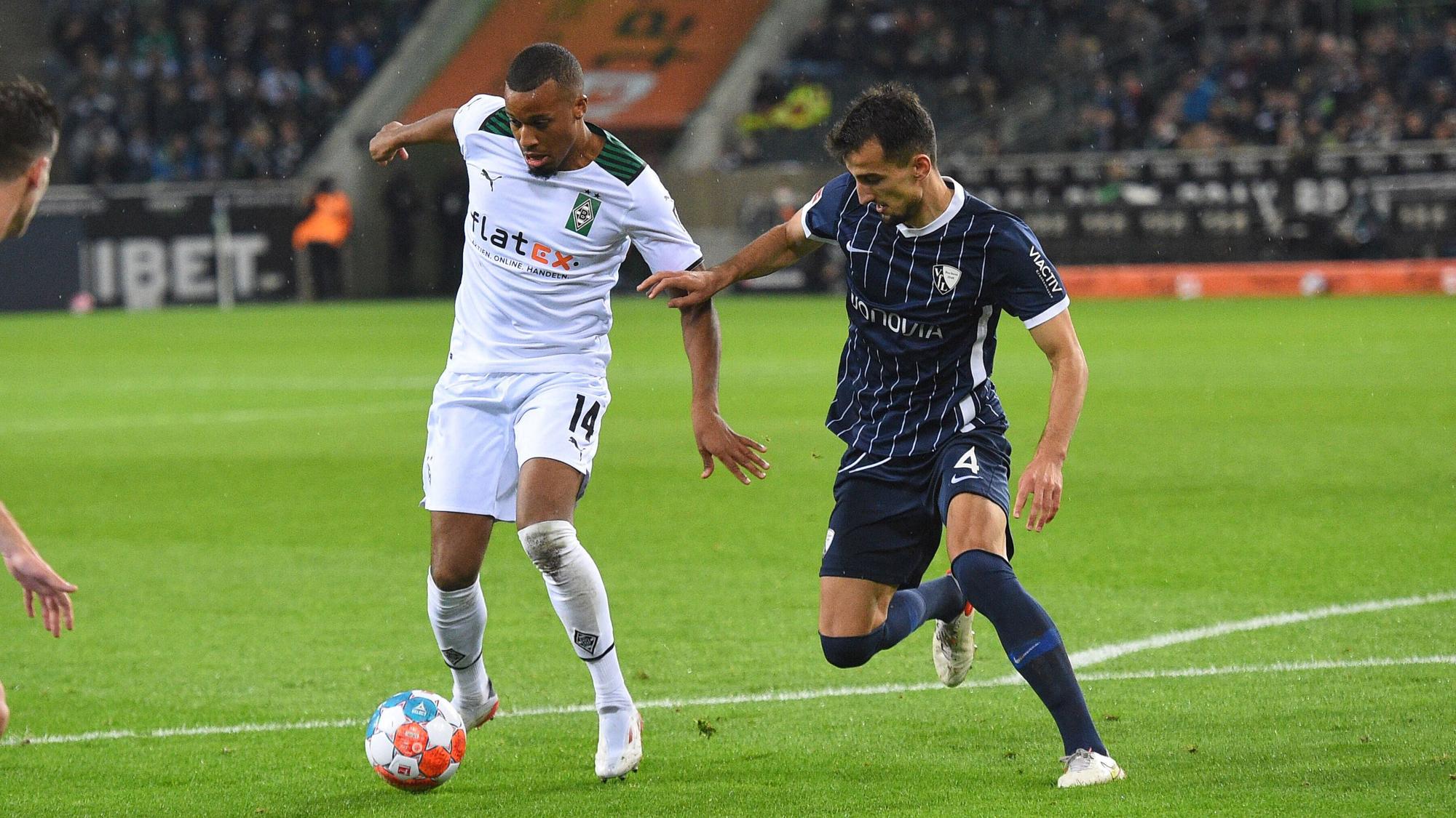 Alassane Plea (l.) von Borussia Mönchengladbach behauptet den Ball gegen Erhan Masovic (r.) vom VfL Bochum am 31.Oktober 2021.