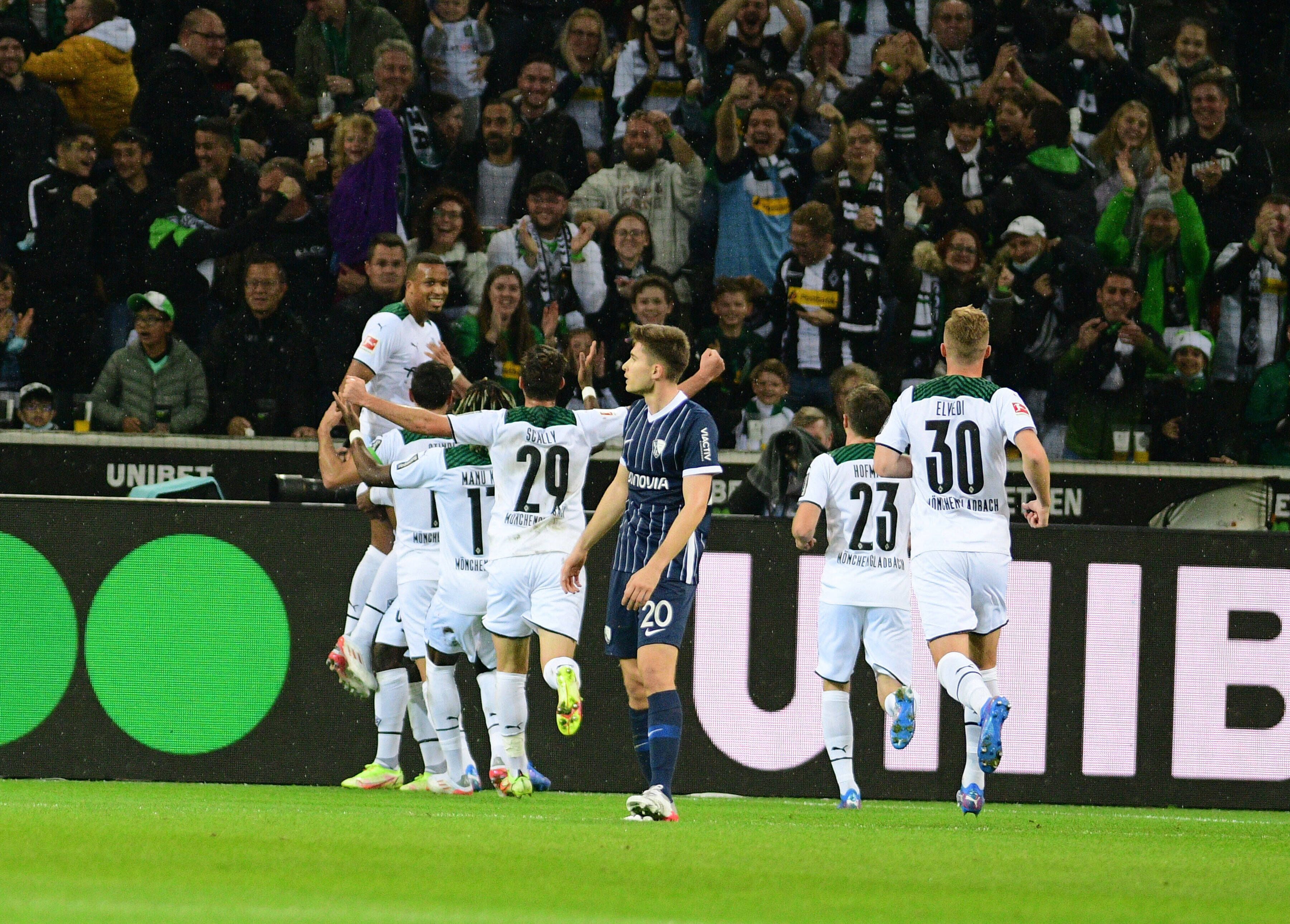 Alassane Plea (l.) traf zum 1:0 für Borussia Mönchengladbach gegen den VfL Bochum. Das Foto zeigt den Franzosen beim Torjubel mit seinen Teamkollegen.