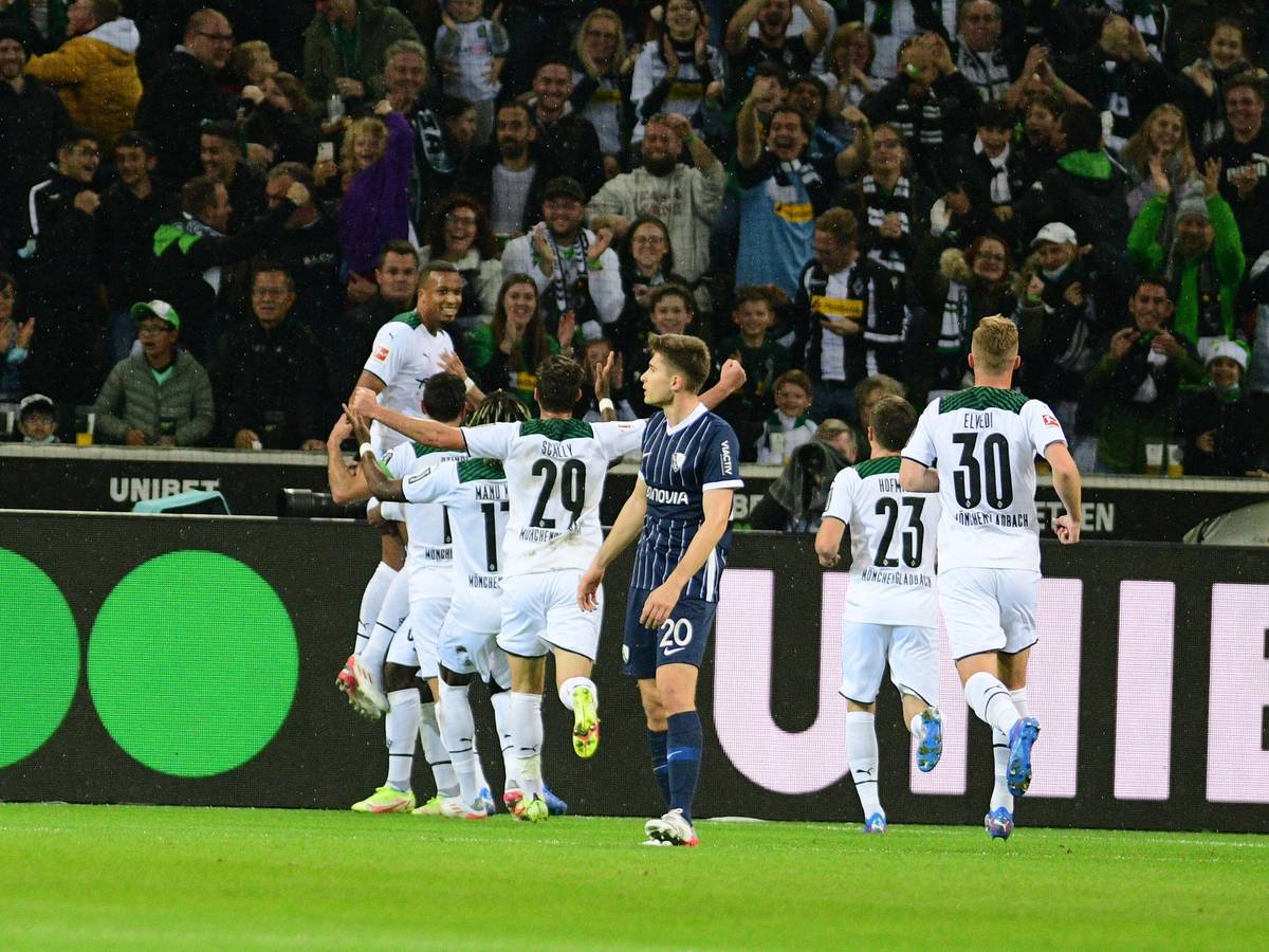 Alassane Plea (l.) traf zum 1:0 für Borussia Mönchengladbach gegen den VfL Bochum. Das Foto zeigt den Franzosen beim Torjubel mit seinen Teamkollegen.