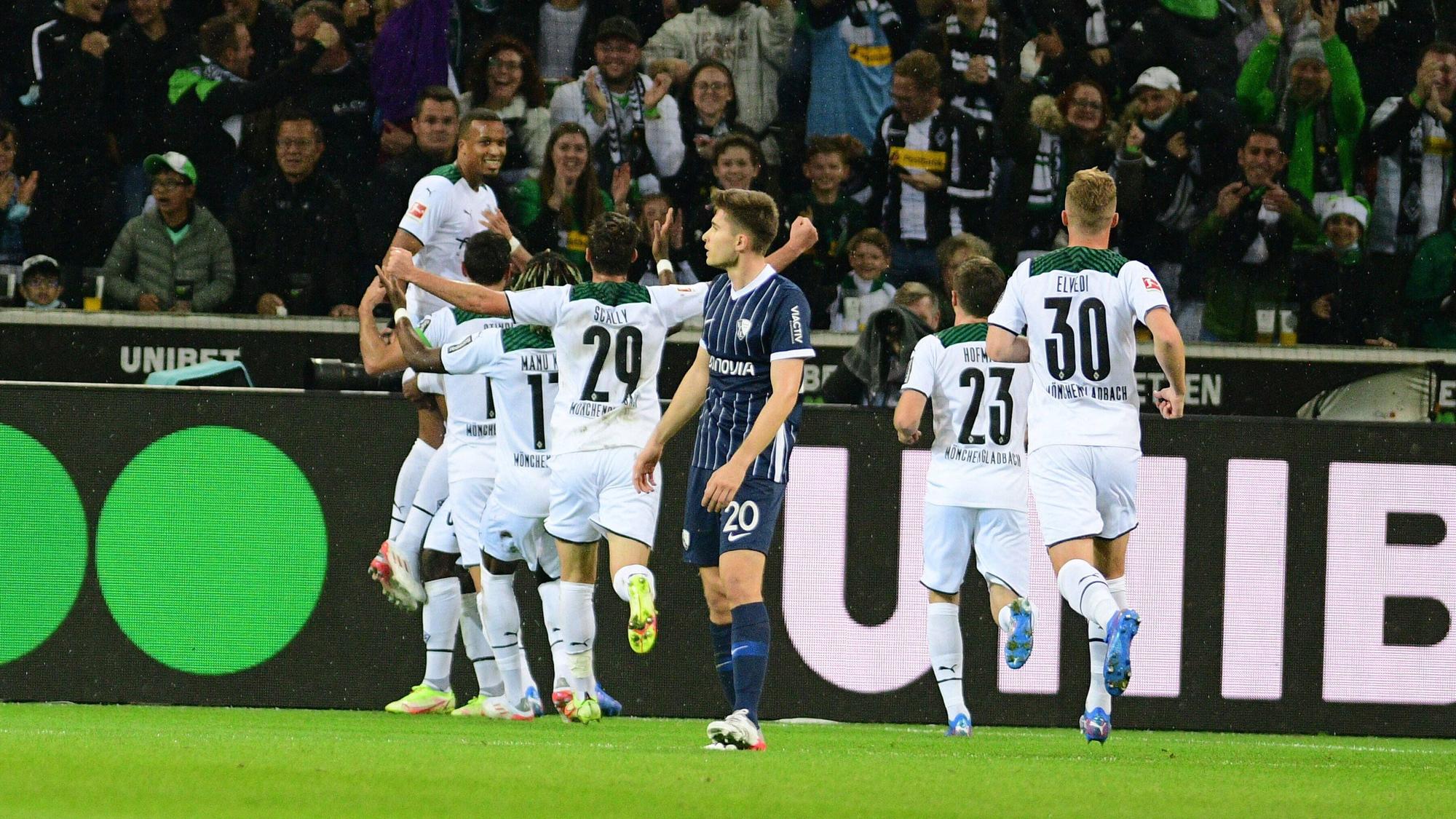 Alassane Plea (l.) traf zum 1:0 für Borussia Mönchengladbach gegen den VfL Bochum. Das Foto zeigt den Franzosen beim Torjubel mit seinen Teamkollegen.