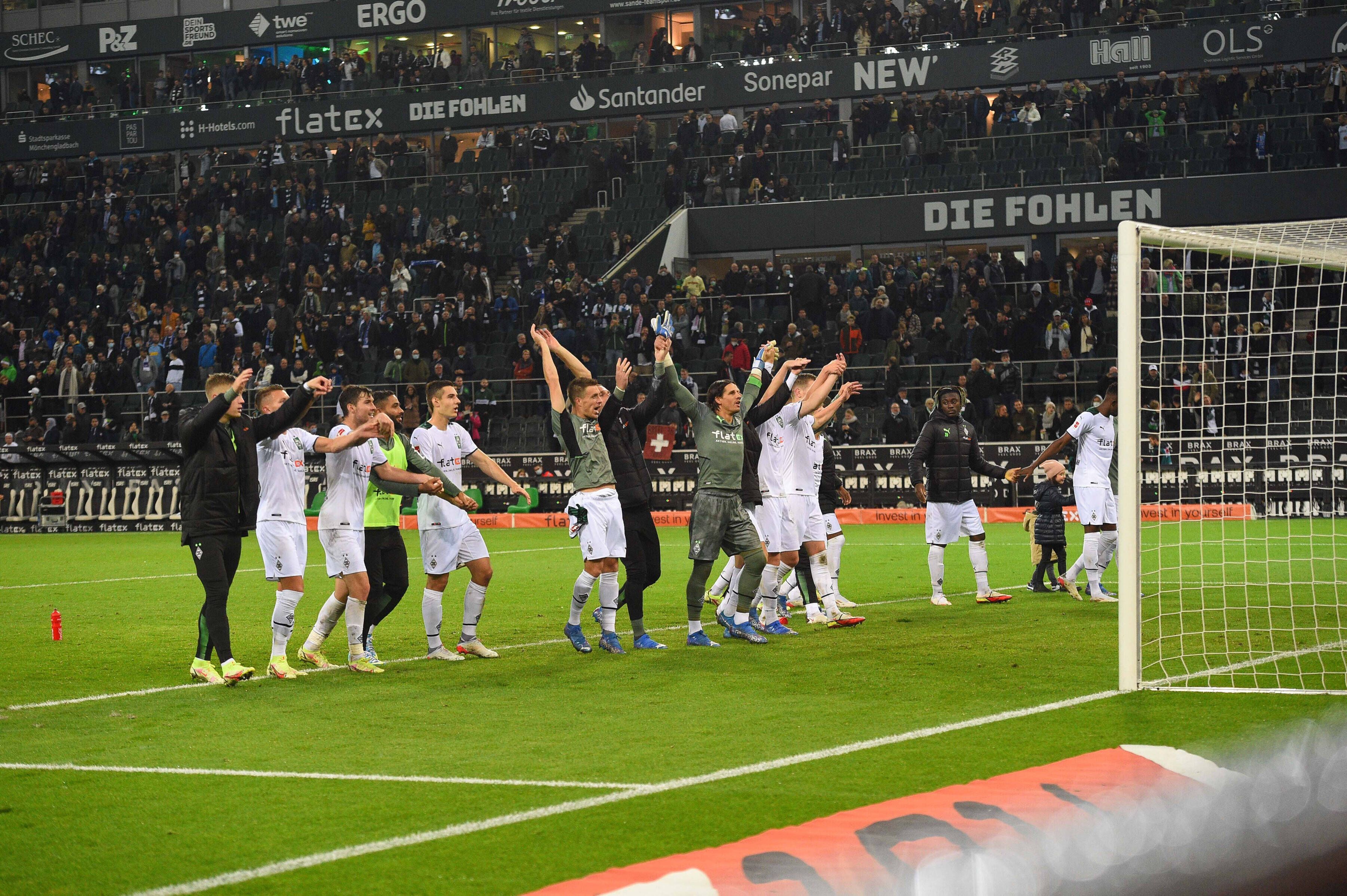 Borussia Mönchengladbach feiert den 2:1 gegen den VfL Bochum am 31. Oktober 2012 mit den Fans im Stadion.