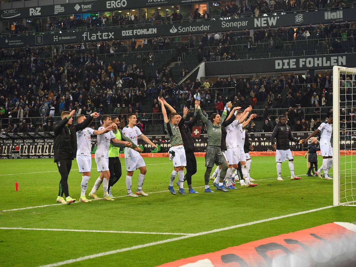 Borussia Mönchengladbach feiert den 2:1 gegen den VfL Bochum am 31. Oktober 2012 mit den Fans im Stadion.