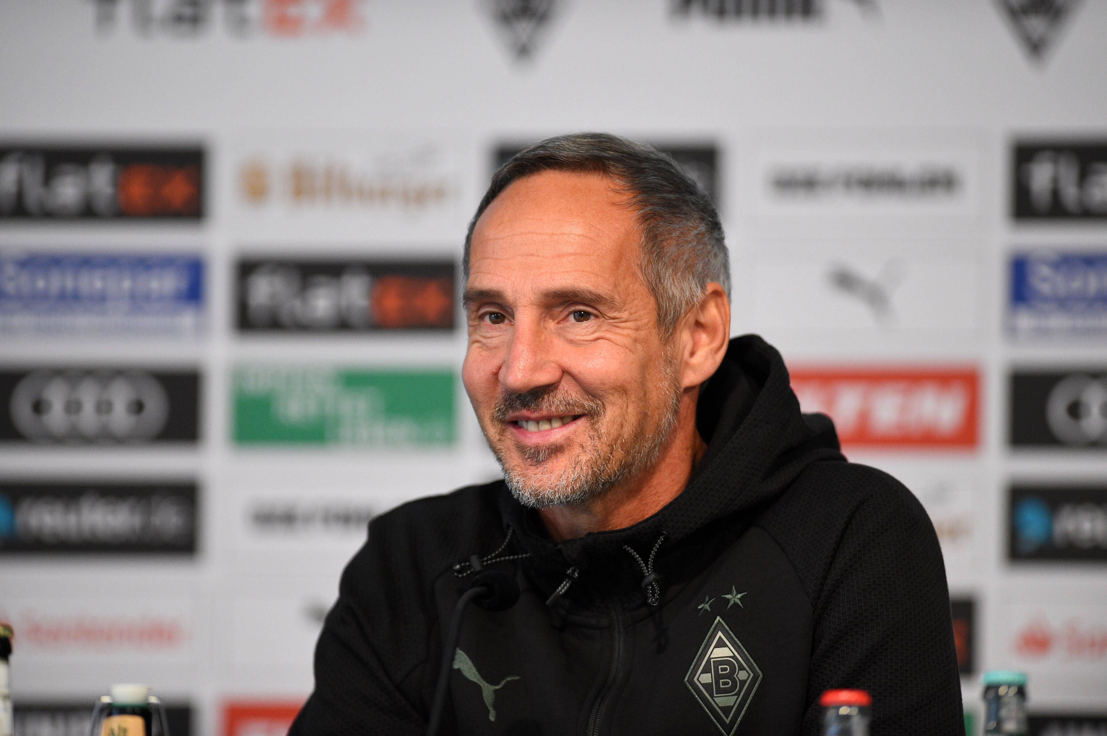 Gladbach-Trainer Adi Hütter lächelnd am 29. Oktober 2021 bei der Pressekonferenz vor der Partie gegen den VfL Bochum.