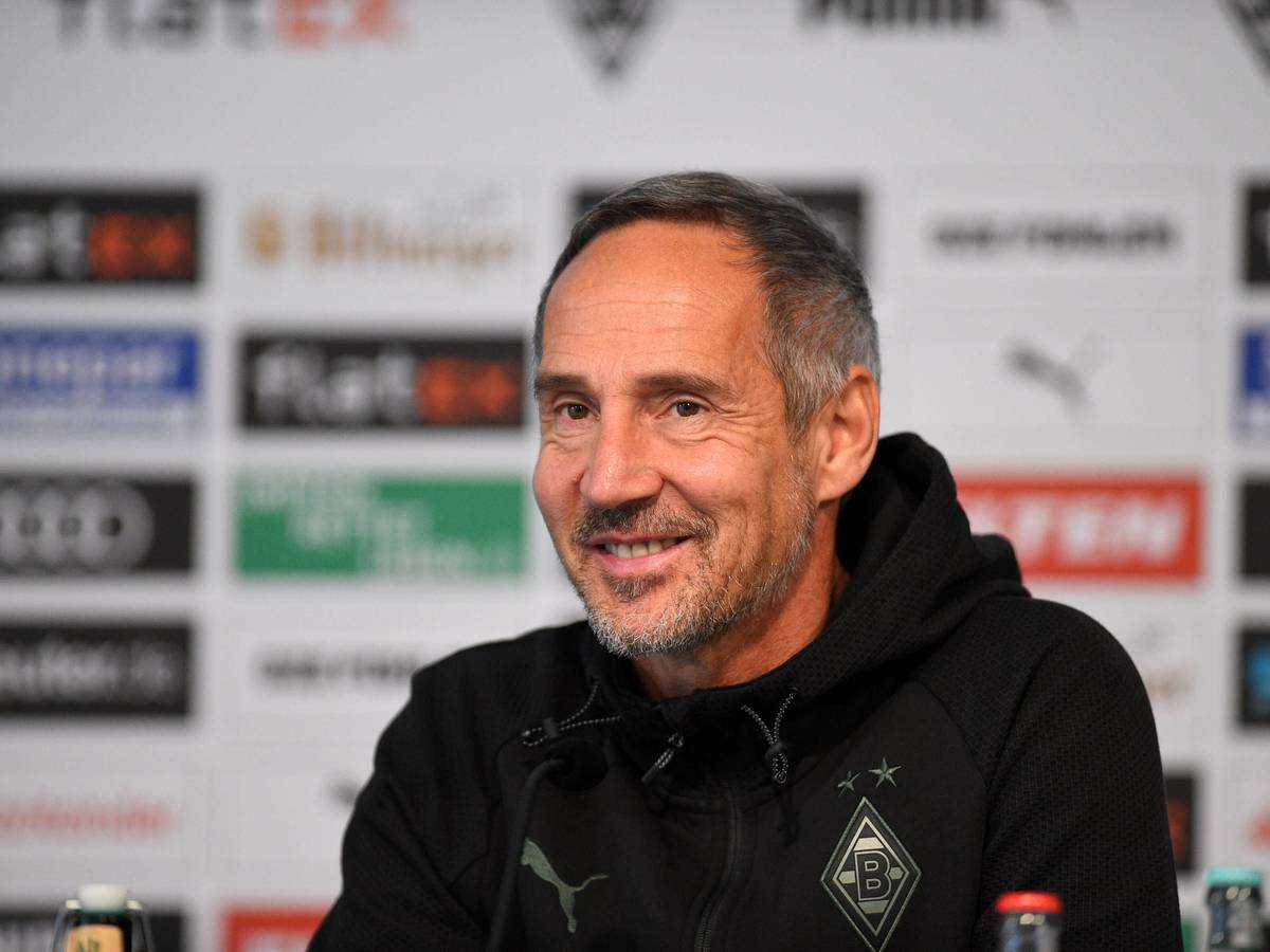 Gladbach-Trainer Adi Hütter lächelnd am 29. Oktober 2021 bei der Pressekonferenz vor der Partie gegen den VfL Bochum.