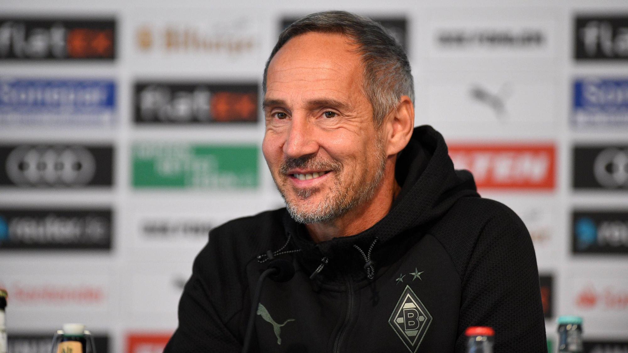 Gladbach-Trainer Adi Hütter lächelnd am 29. Oktober 2021 bei der Pressekonferenz vor der Partie gegen den VfL Bochum.