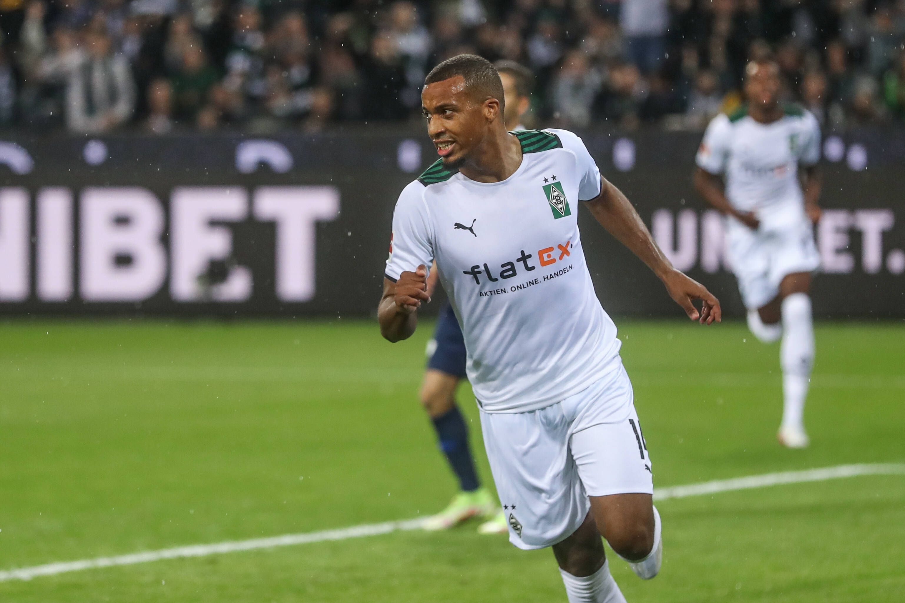 Alassane Plea von Borussia Mönchengladbach brachte die Fohlen nach 12 Minuten gegen den VfL Bochum mit seinem Tor in Führung. Das Foto zeigt in beim Torjubel am 31. Oktober 2021 im Borussia-Park.