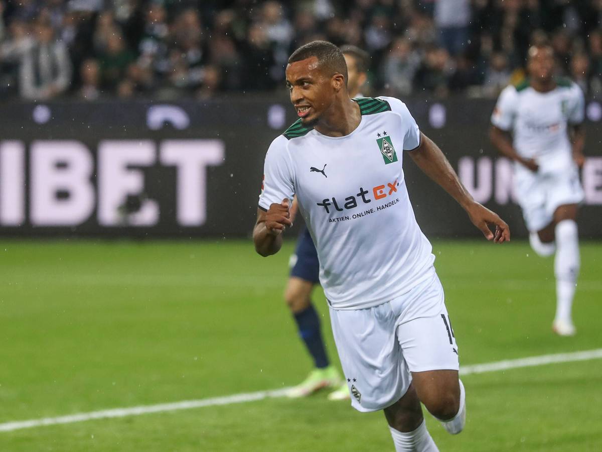 Alassane Plea von Borussia Mönchengladbach brachte die Fohlen nach 12 Minuten gegen den VfL Bochum mit seinem Tor in Führung. Das Foto zeigt in beim Torjubel am 31. Oktober 2021 im Borussia-Park.