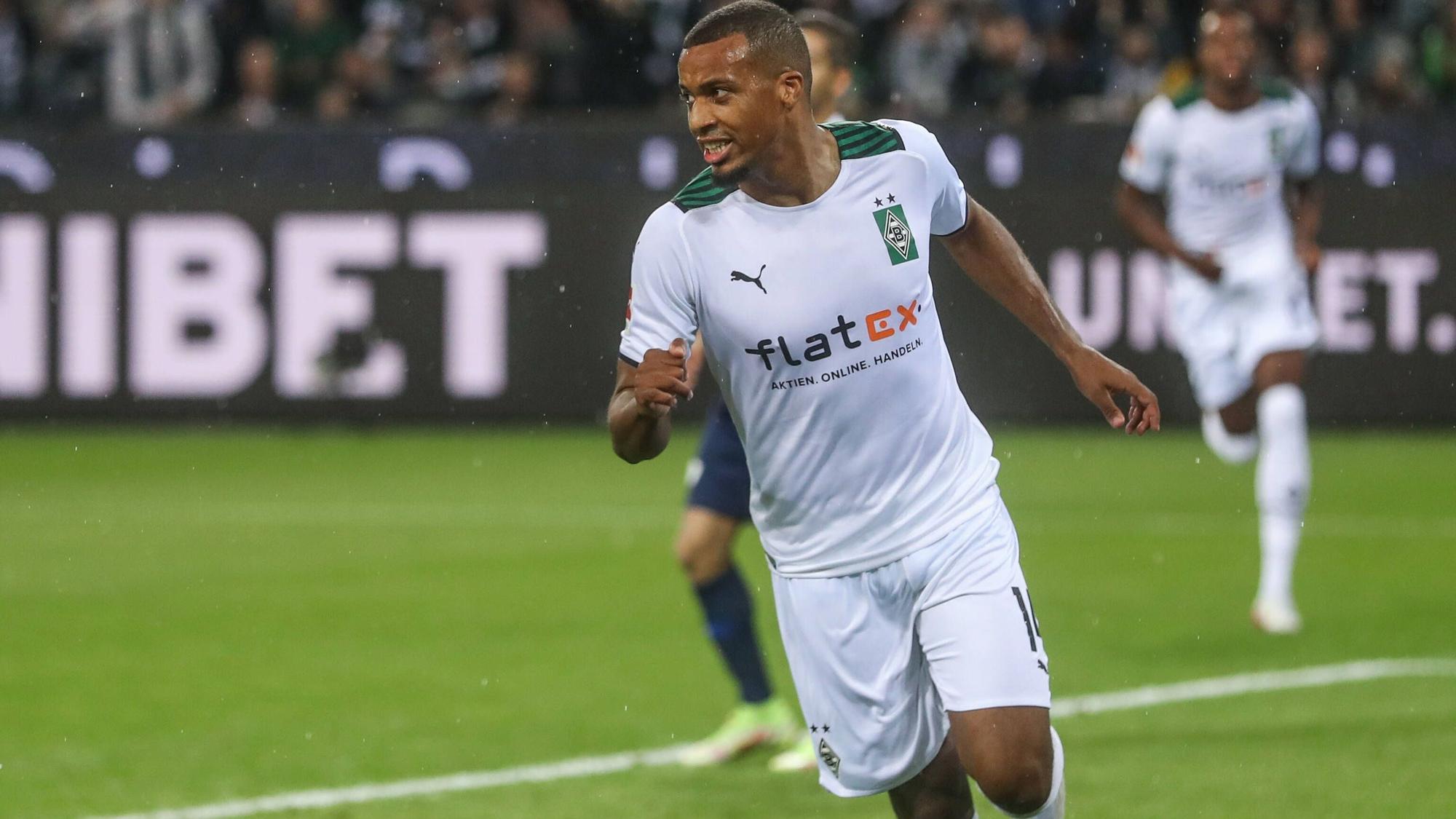 Alassane Plea von Borussia Mönchengladbach brachte die Fohlen nach 12 Minuten gegen den VfL Bochum mit seinem Tor in Führung. Das Foto zeigt in beim Torjubel am 31. Oktober 2021 im Borussia-Park.