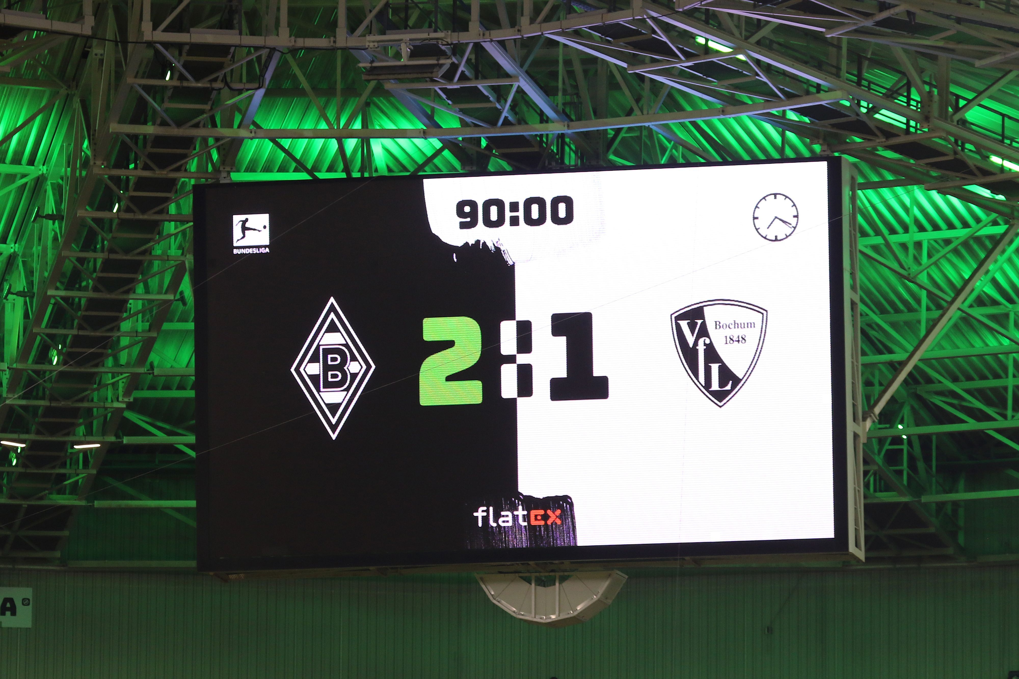 Die Anzeigetafel im Borussia-Park zeigt das Endergebnis zwischen Borussia Mönchengladbach und dem VfL Bochum am 31. Oktober 2021.