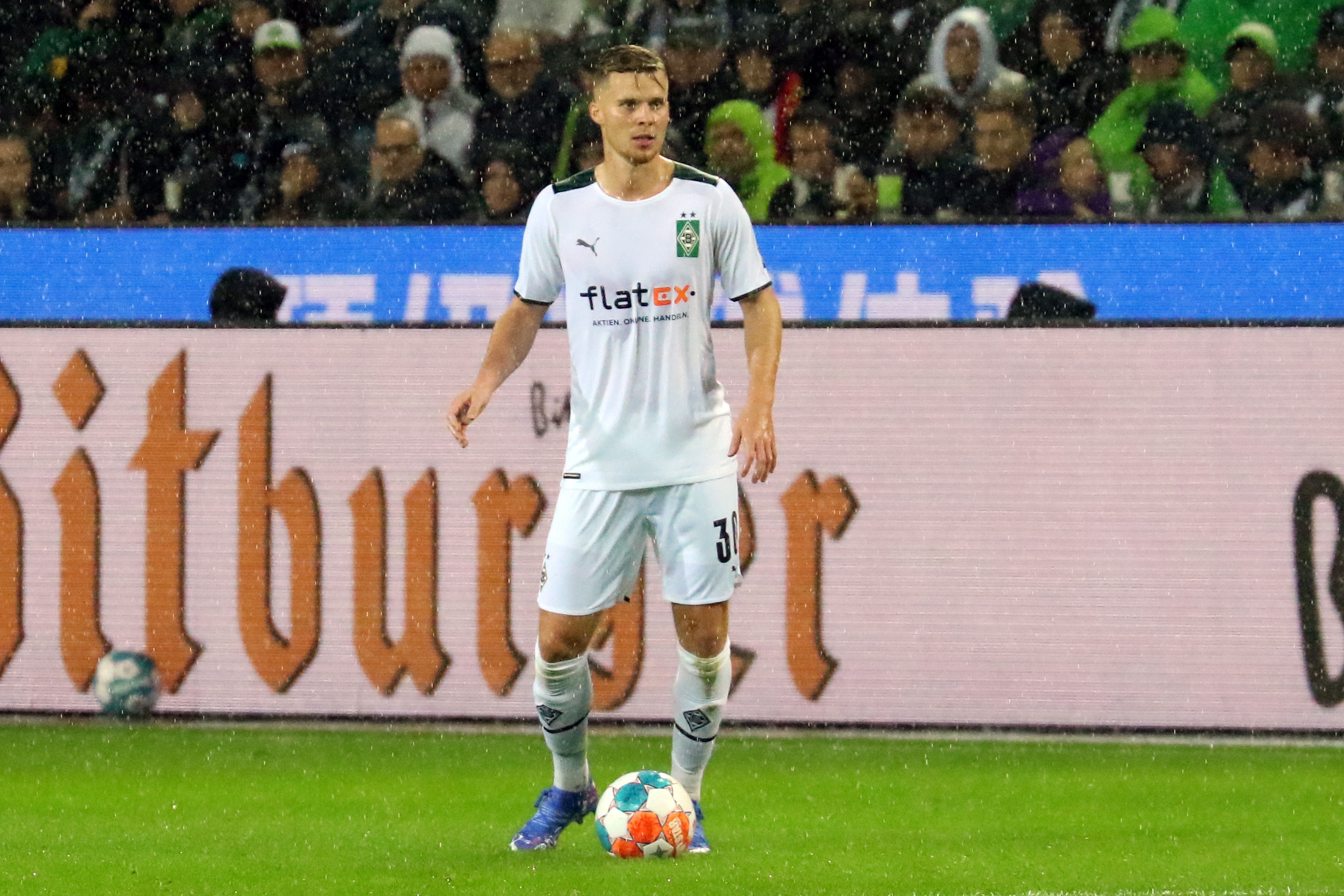 Innenverteidiger Nico Elvedi am Ball beim Bundesliga-Spiel zwischen Borussia Mönchengladbach und dem VfL Bochum am Sonntag (31. November) im Borussia-Park.)