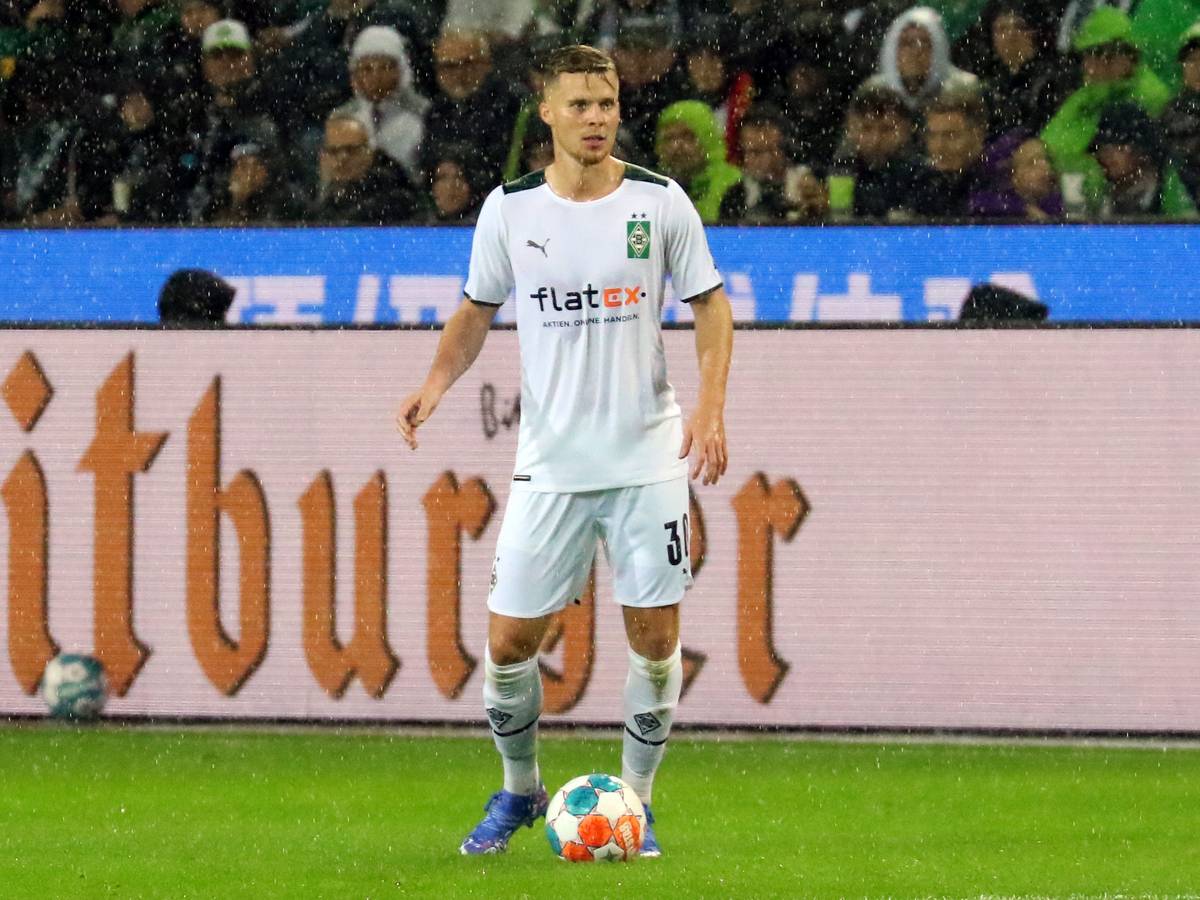 Innenverteidiger Nico Elvedi am Ball beim Bundesliga-Spiel zwischen Borussia Mönchengladbach und dem VfL Bochum am Sonntag (31. November) im Borussia-Park.)