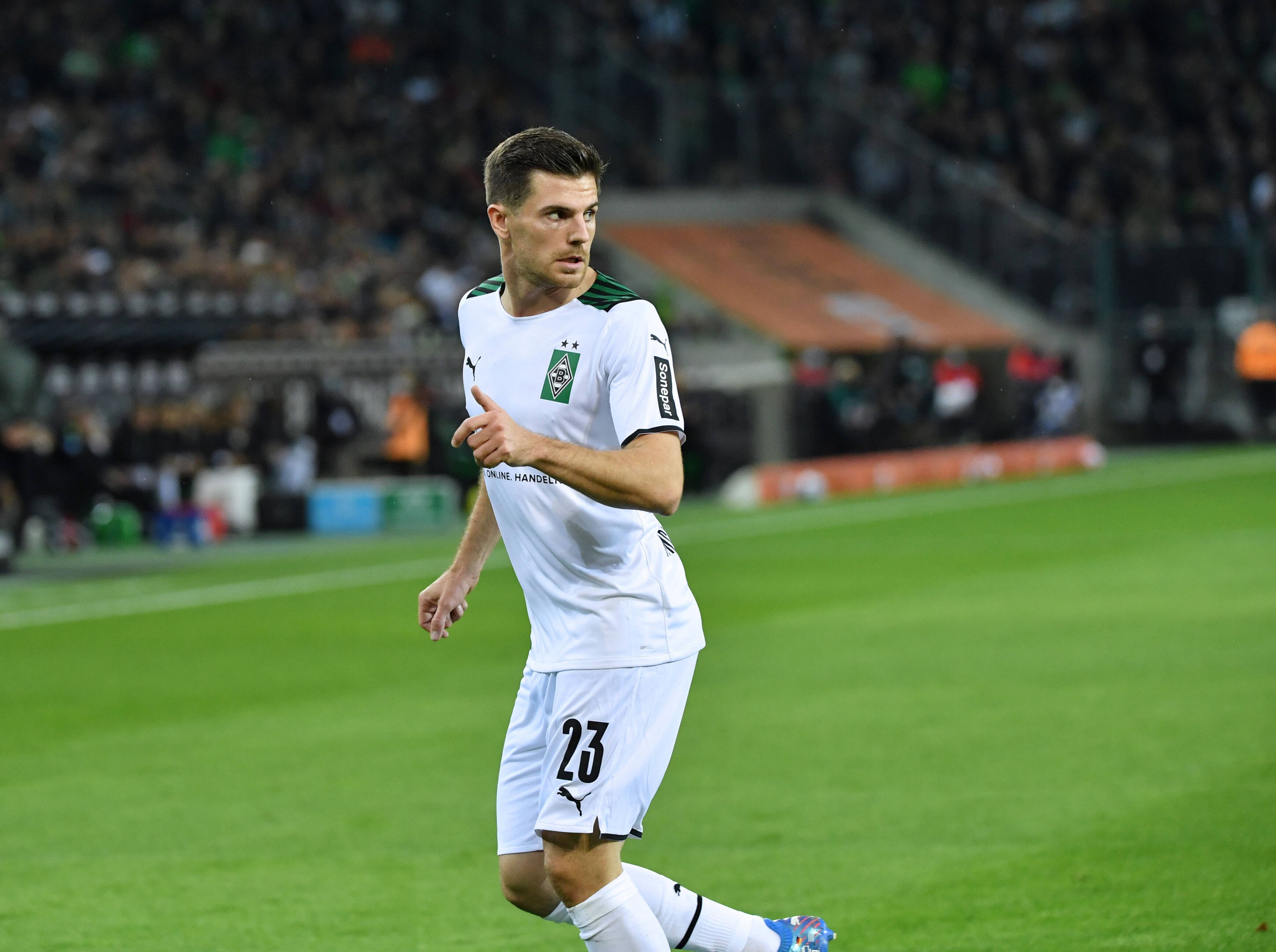 Jonas Hofmann von Borussia Mönchengladbach, hier am 31. Oktober 2021, läuft im Spiel gegen den VfL Bochum und blickt sich um.