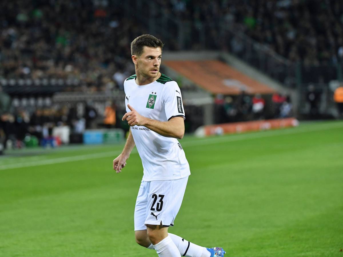 Jonas Hofmann von Borussia Mönchengladbach, hier am 31. Oktober 2021, läuft im Spiel gegen den VfL Bochum und blickt sich um.
