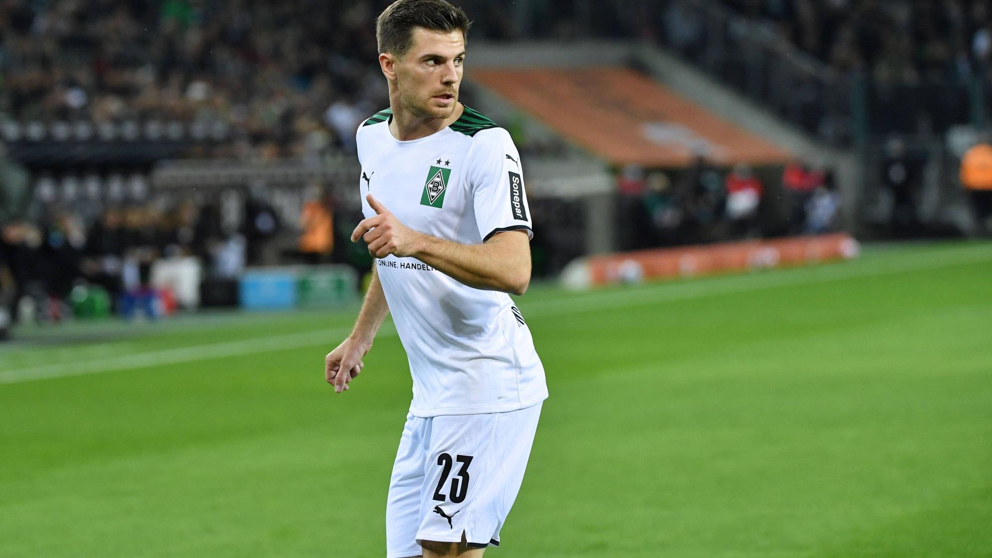 Jonas Hofmann von Borussia Mönchengladbach, hier am 31. Oktober 2021, läuft im Spiel gegen den VfL Bochum und blickt sich um.