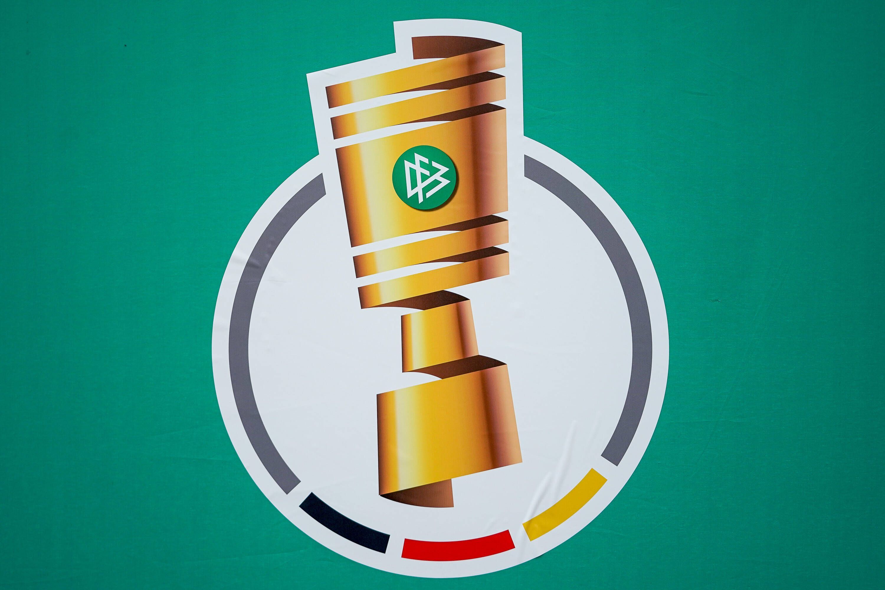 Das offizielle Logo des DFB-Pokals auf einem grünen Untergrund, aufgenommen am 26.10.2021.