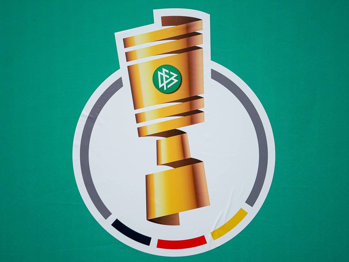 Das offizielle Logo des DFB-Pokals auf einem grünen Untergrund, aufgenommen am 26.10.2021.