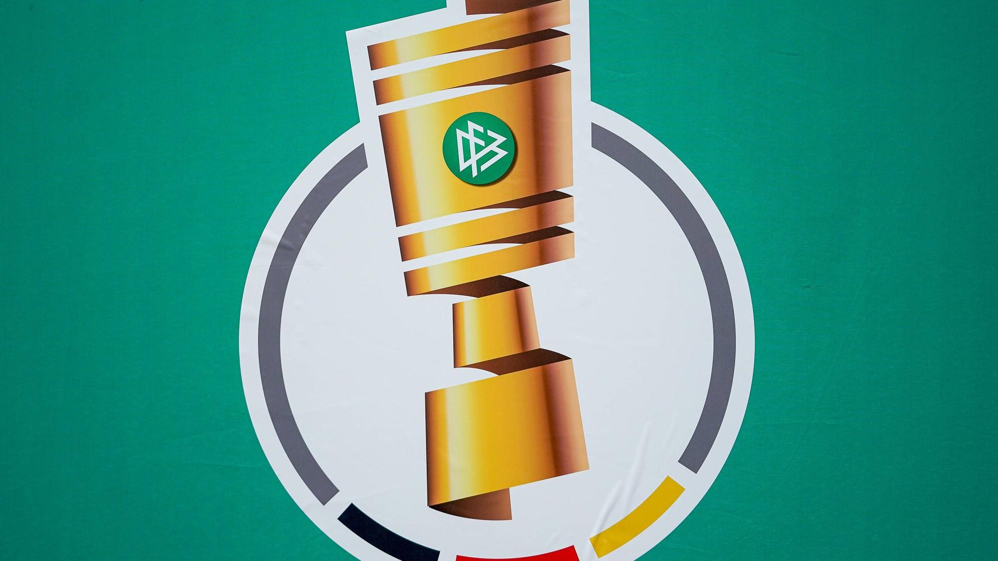 Das offizielle Logo des DFB-Pokals auf einem grünen Untergrund, aufgenommen am 26.10.2021.