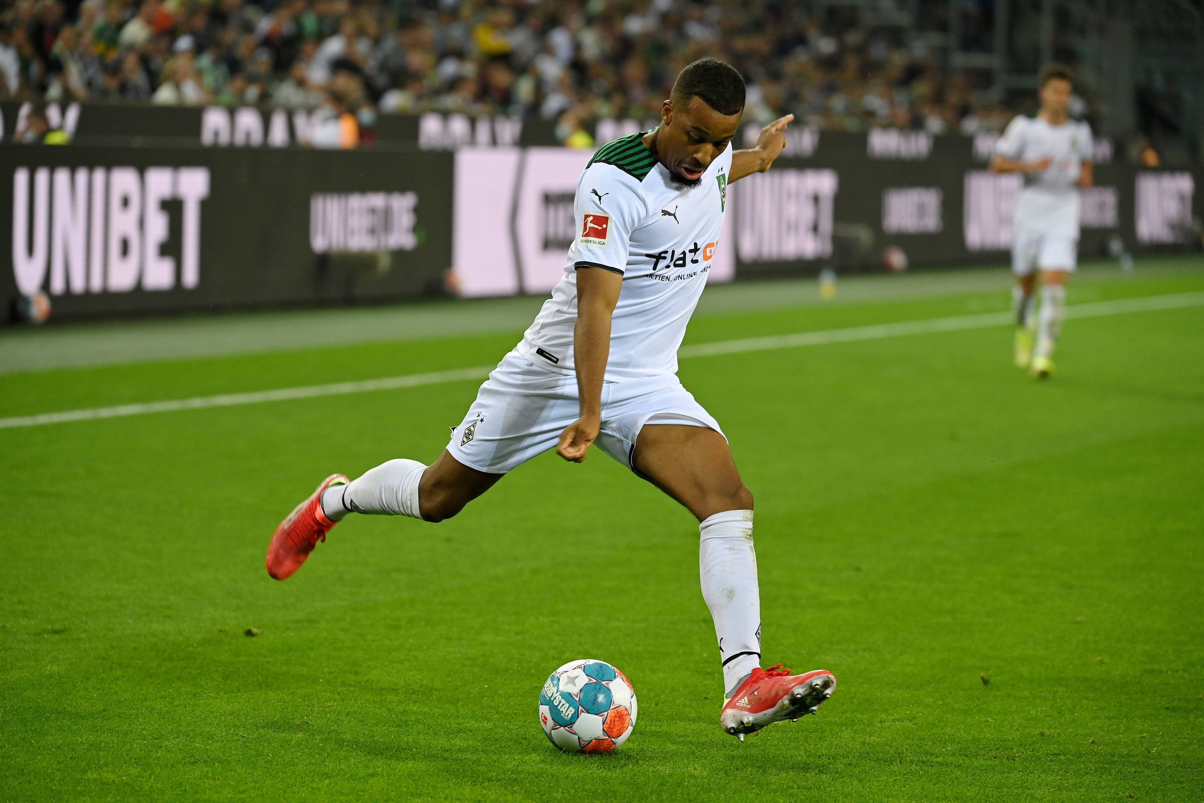 Alassane Plea von Borussia Mönchengladbach beim Heimspiel der Fohlen am 12. September 2021 gegen Arminia Bielefeld am Ball.