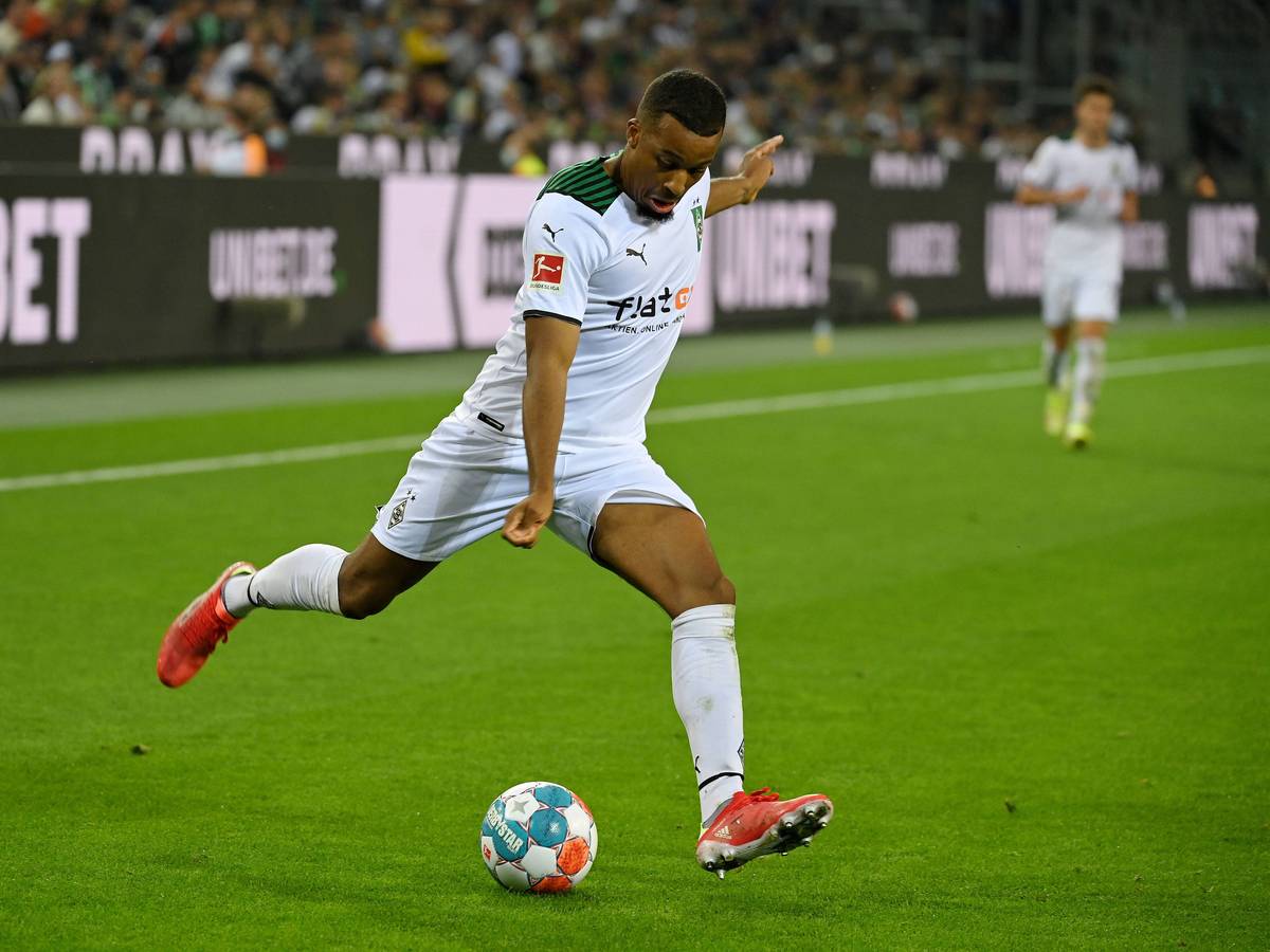 Alassane Plea von Borussia Mönchengladbach beim Heimspiel der Fohlen am 12. September 2021 gegen Arminia Bielefeld am Ball.