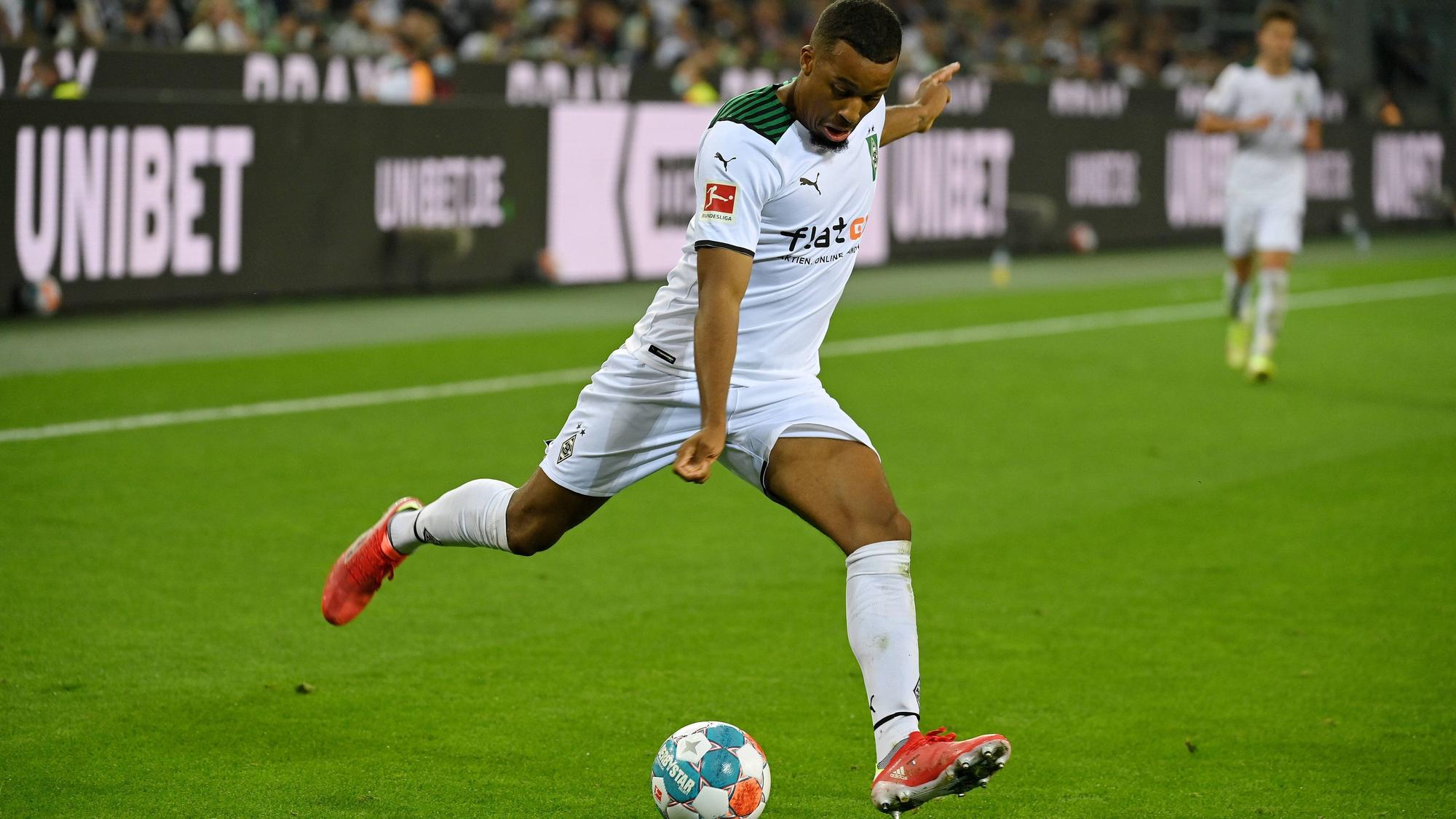 Alassane Plea von Borussia Mönchengladbach beim Heimspiel der Fohlen am 12. September 2021 gegen Arminia Bielefeld am Ball.